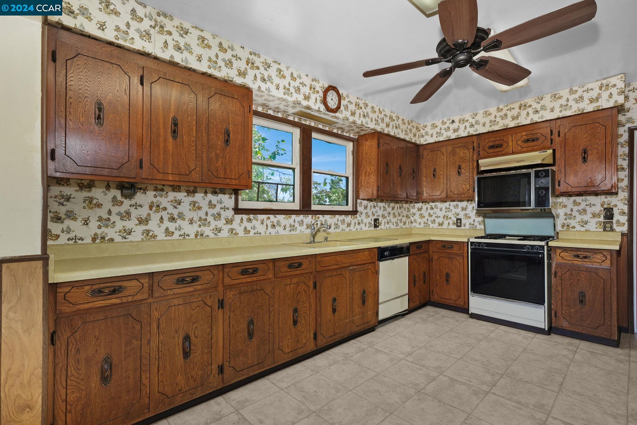 Detail Gallery Image 12 of 28 For 803 Vine Ave, Martinez,  CA 94553 - 4 Beds | 2 Baths
