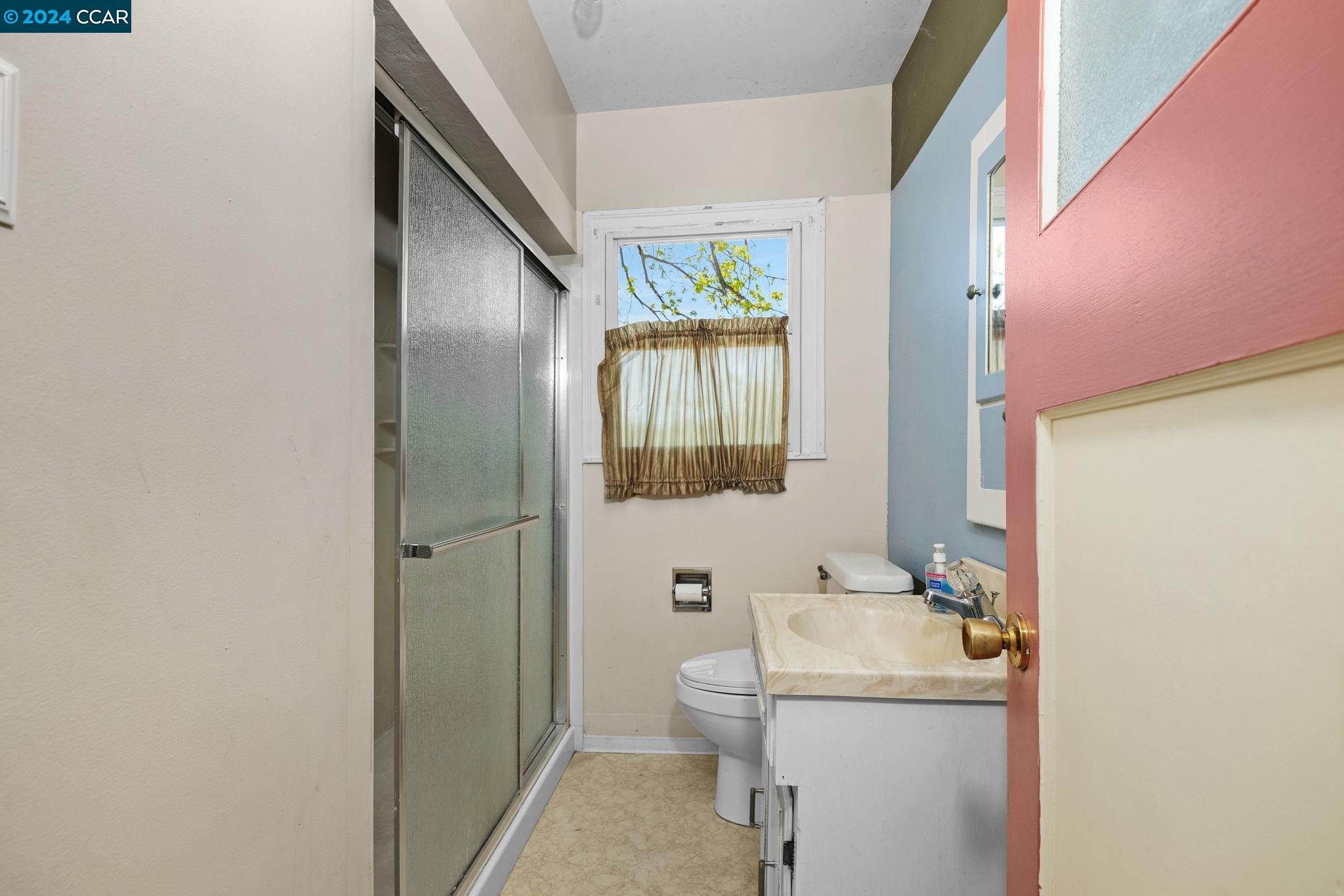 Detail Gallery Image 10 of 28 For 803 Vine Ave, Martinez,  CA 94553 - 4 Beds | 2 Baths