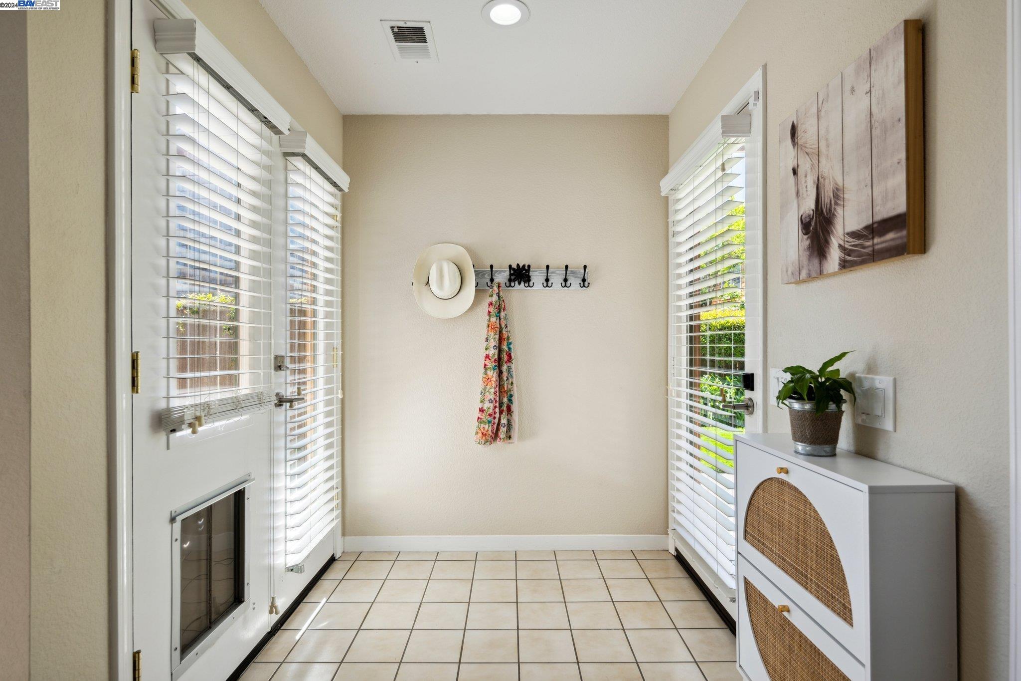 Detail Gallery Image 2 of 43 For 503 Centre Ct, Alameda,  CA 94502 - 2 Beds | 1 Baths