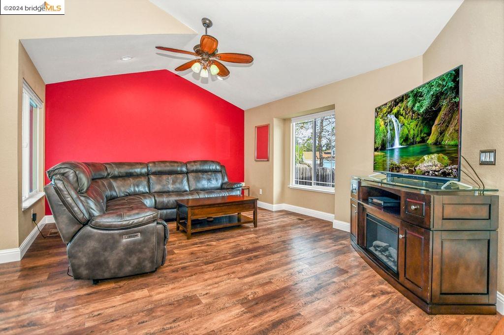 Detail Gallery Image 5 of 37 For 1005 Bluerock Drive, Antioch,  CA 94509-6938 - 3 Beds | 2/1 Baths