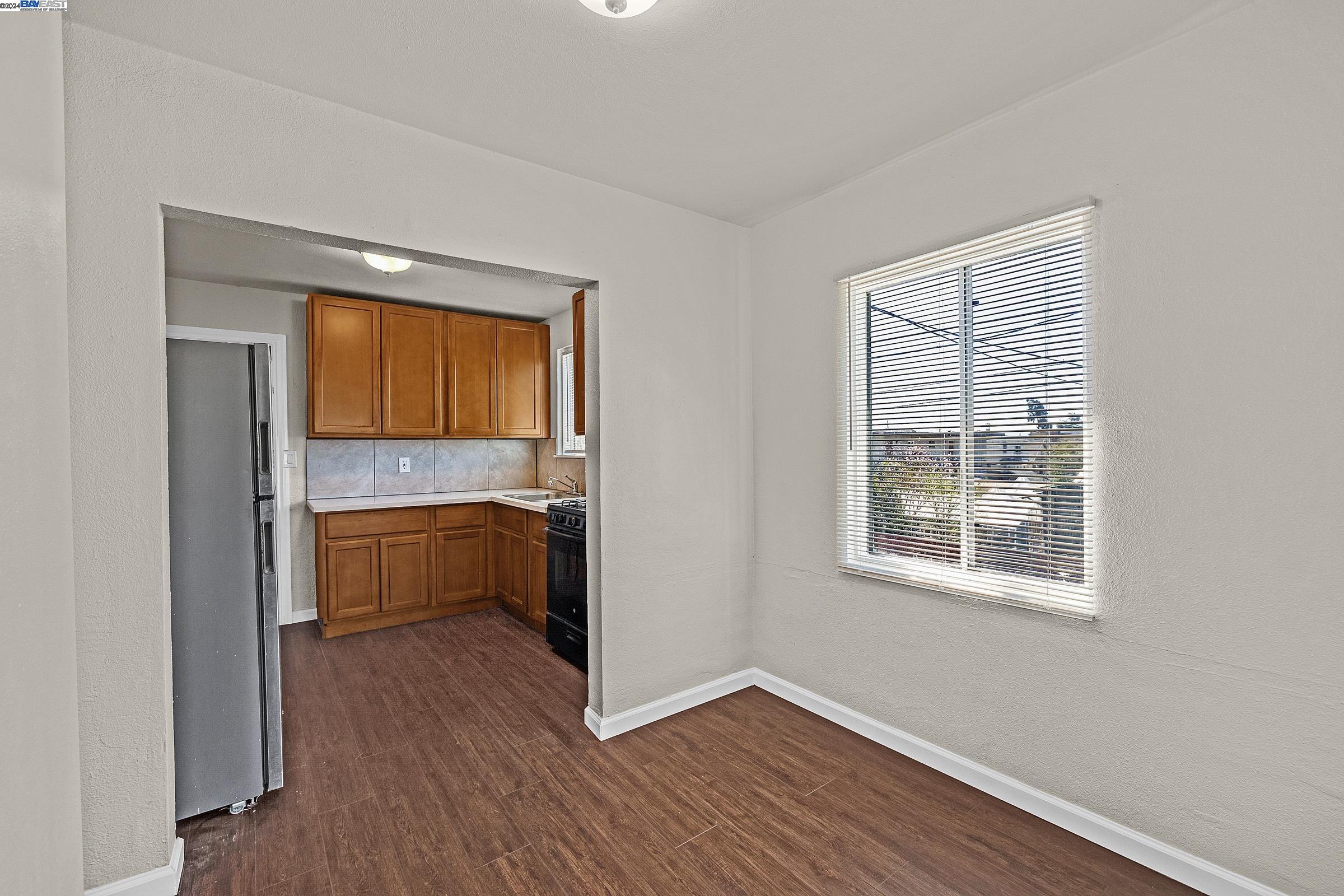 Detail Gallery Image 11 of 25 For 1700 40th Ave, Oakland,  CA 94601 - 4 Beds | 2 Baths