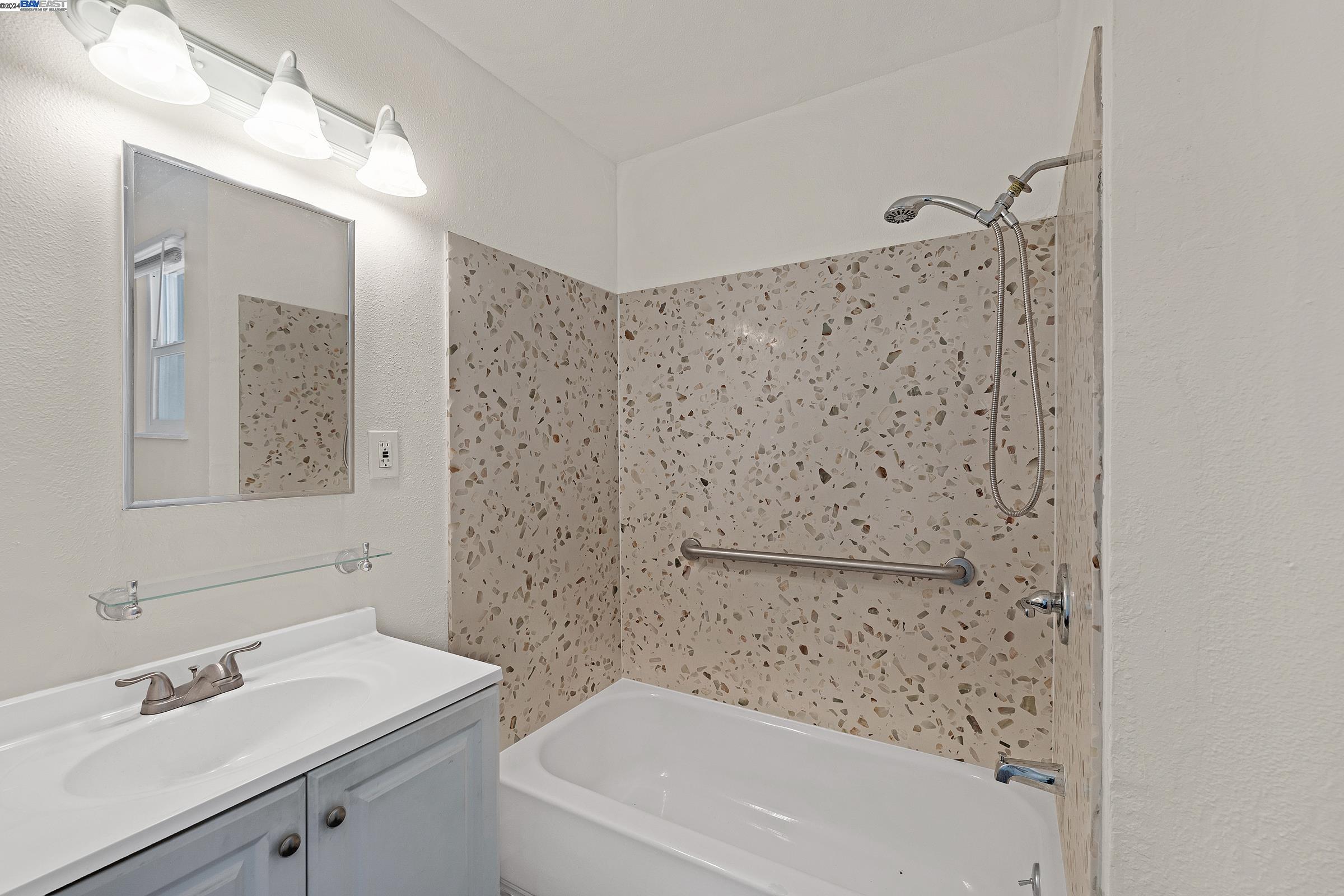 Detail Gallery Image 14 of 25 For 1700 40th Ave, Oakland,  CA 94601 - 4 Beds | 2 Baths
