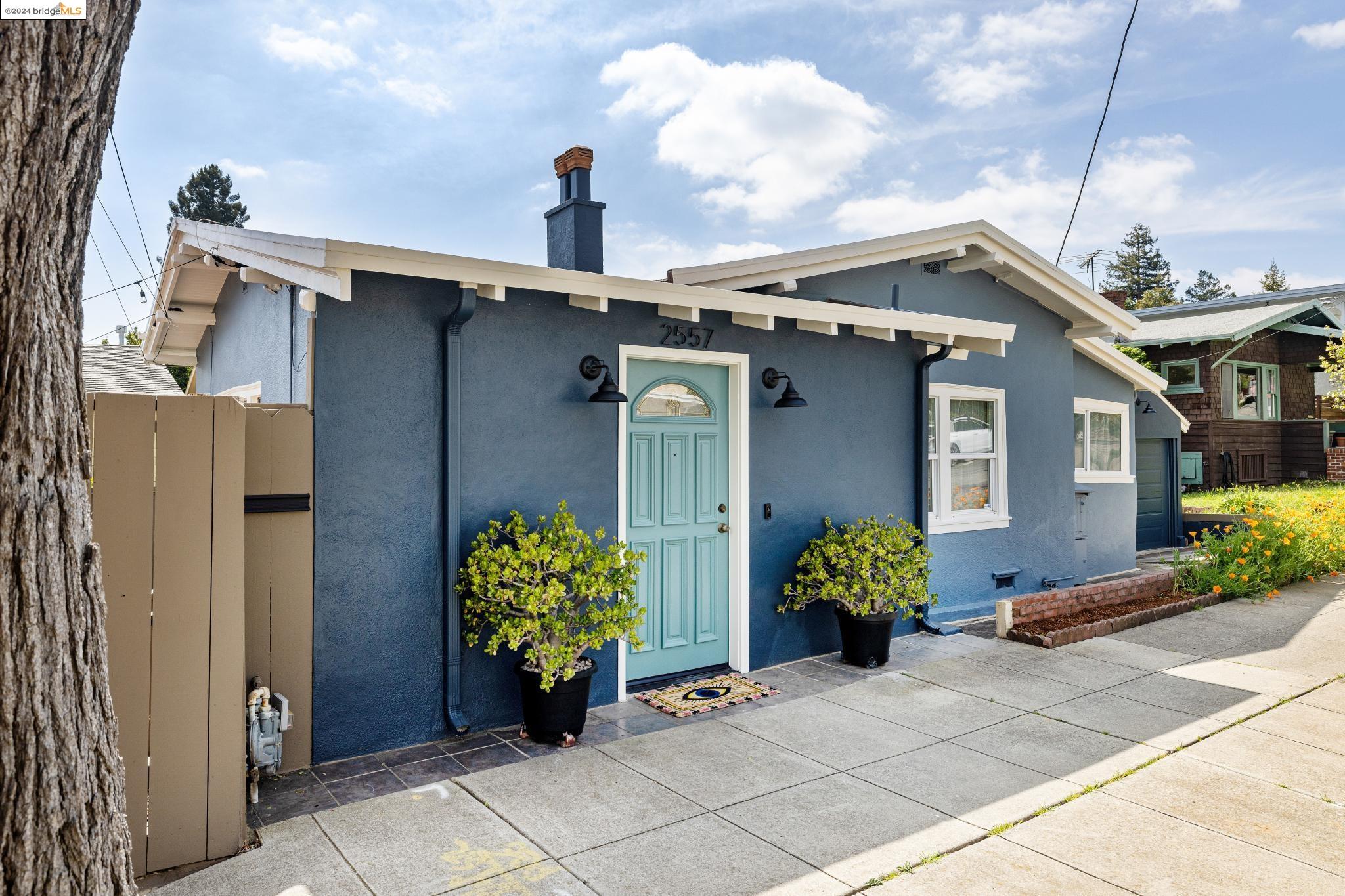 Detail Gallery Image 3 of 37 For 2557 Damuth St, Oakland,  CA 94602 - 2 Beds | 1/1 Baths