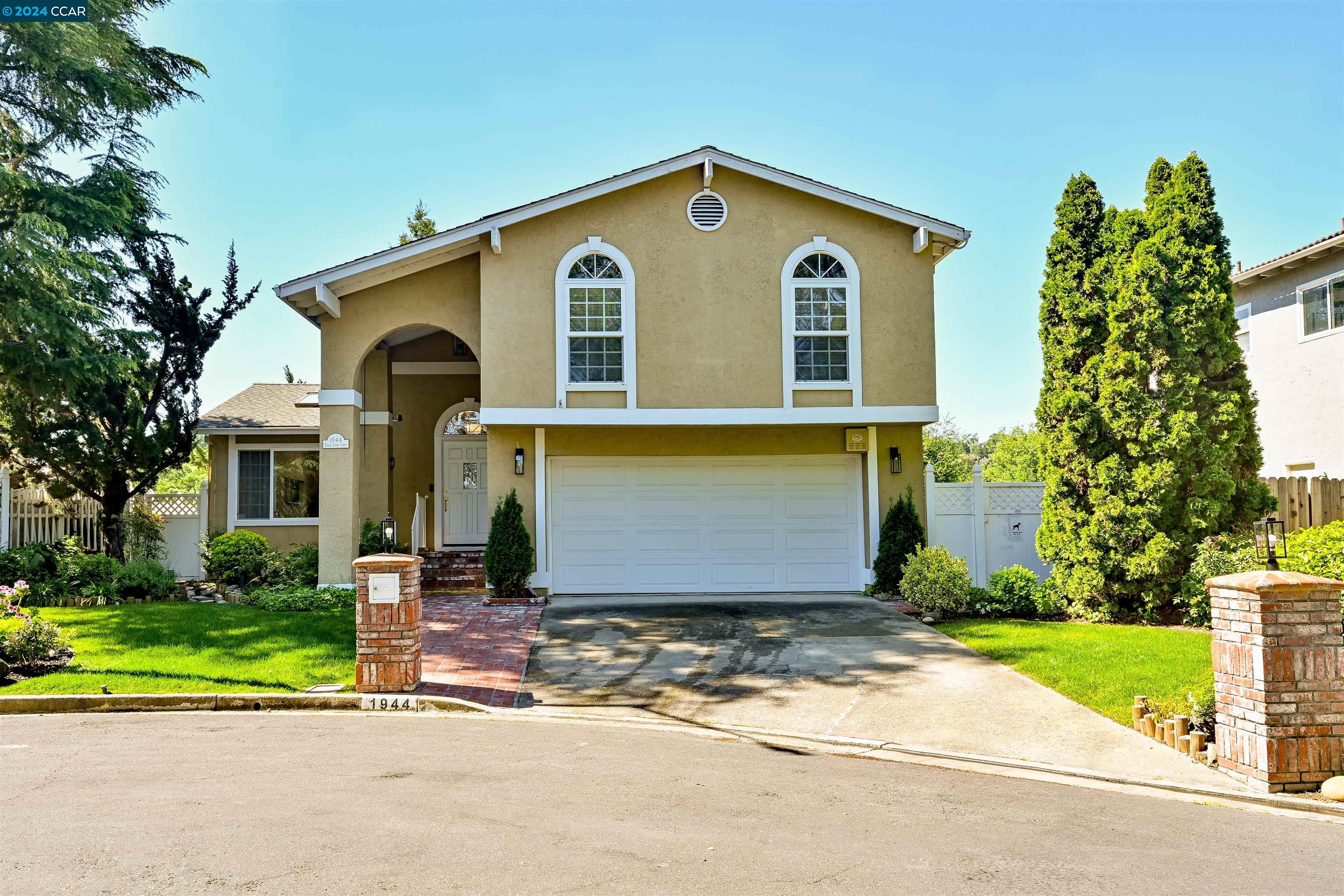 Detail Gallery Image 1 of 28 For 1944 Eagle Lake Ct, Martinez,  CA 94553 - 4 Beds | 2/1 Baths