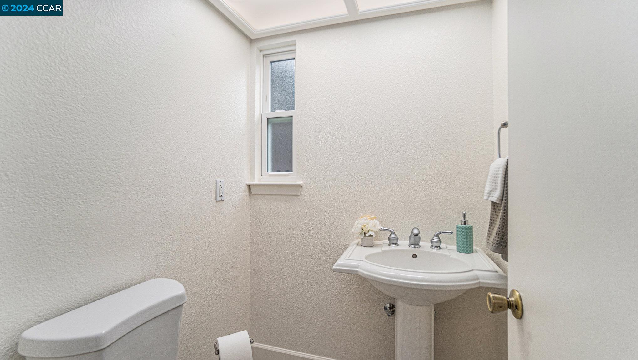Detail Gallery Image 10 of 21 For 11 Brodia Ct, Martinez,  CA 94553 - 3 Beds | 2/1 Baths