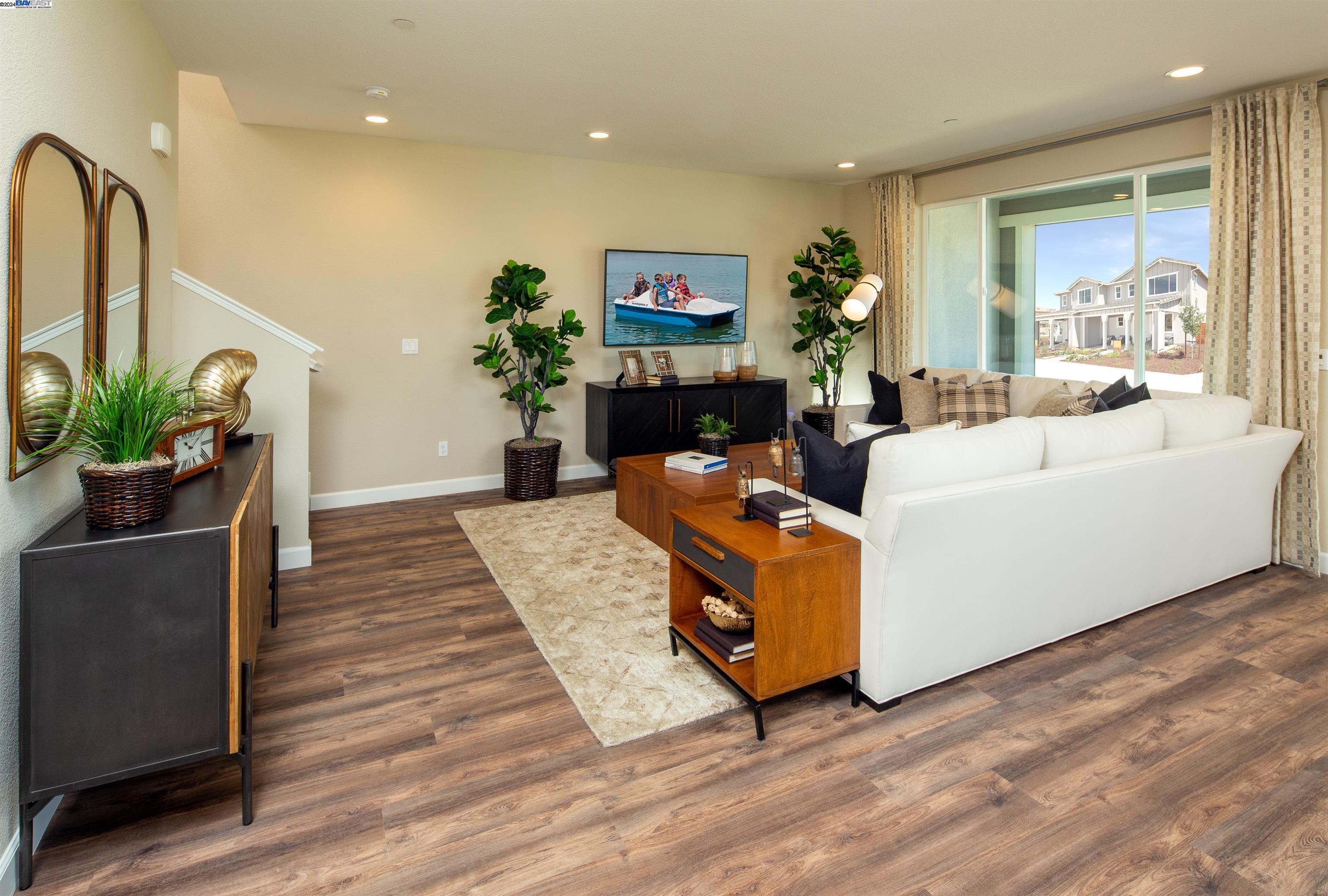 Detail Gallery Image 3 of 10 For 2530 Cyan Drive #12,  Fairfield,  CA 94533 - 3 Beds | 2/1 Baths