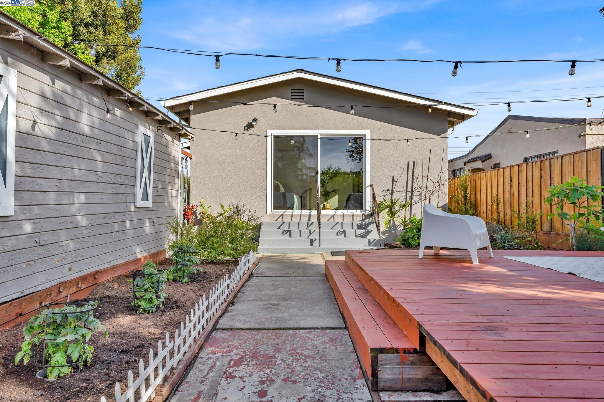 Detail Gallery Image 19 of 23 For 1621 78th Ave, Oakland,  CA 94621 - 3 Beds | 2 Baths
