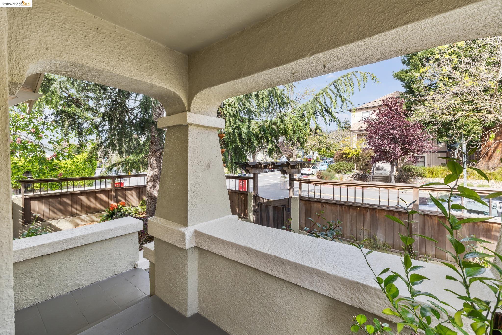 Detail Gallery Image 7 of 60 For 1800 Grant St, Berkeley,  CA 94703 - 3 Beds | 3 Baths