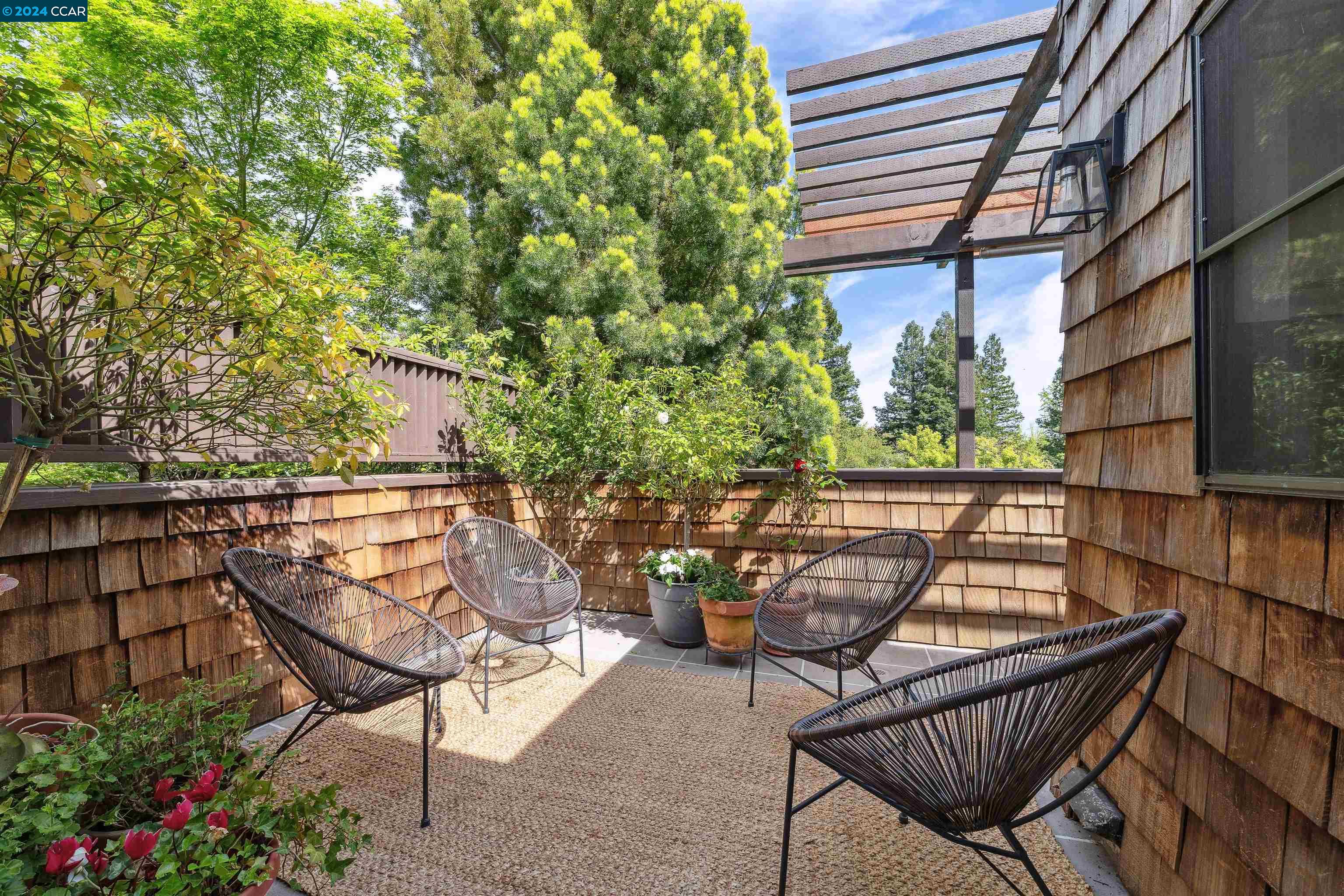 Detail Gallery Image 8 of 41 For 112 Ravenhill Road, Orinda,  CA 94563 - 2 Beds | 2/1 Baths
