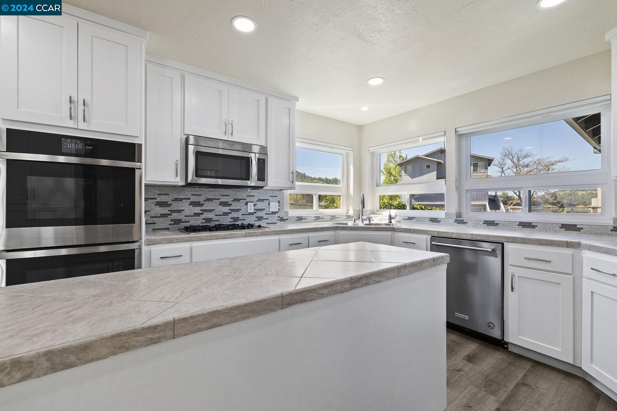 Detail Gallery Image 8 of 44 For 801 Mother Shipton, Copperopolis,  CA 95228 - 6 Beds | 3/2 Baths