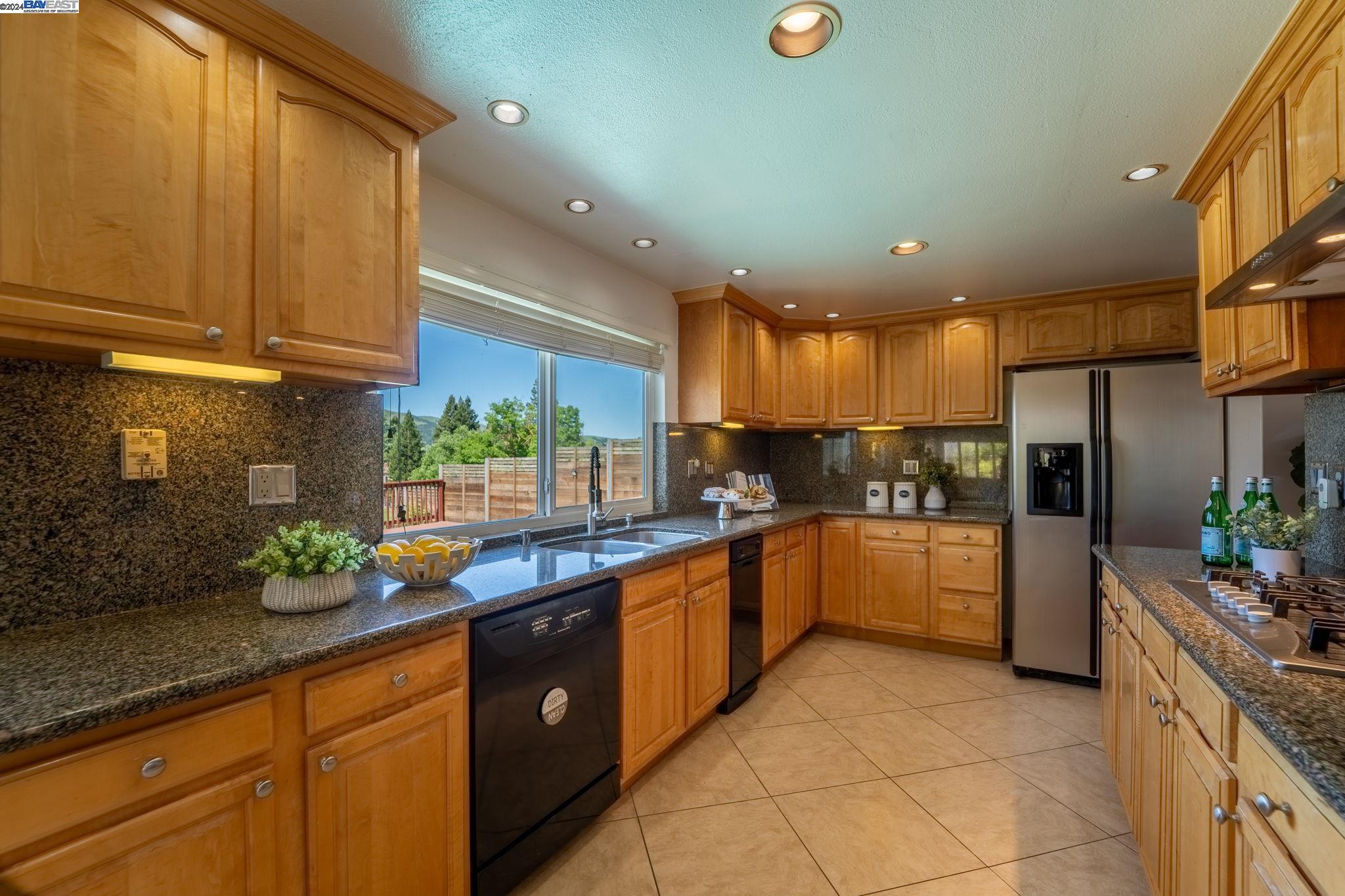 Detail Gallery Image 11 of 31 For 9725 Alcosta Blvd, San Ramon,  CA 94583 - 6 Beds | 3/1 Baths