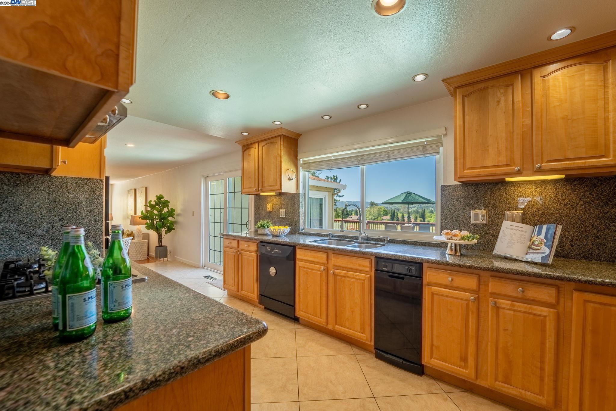Detail Gallery Image 10 of 31 For 9725 Alcosta Blvd, San Ramon,  CA 94583 - 6 Beds | 3/1 Baths