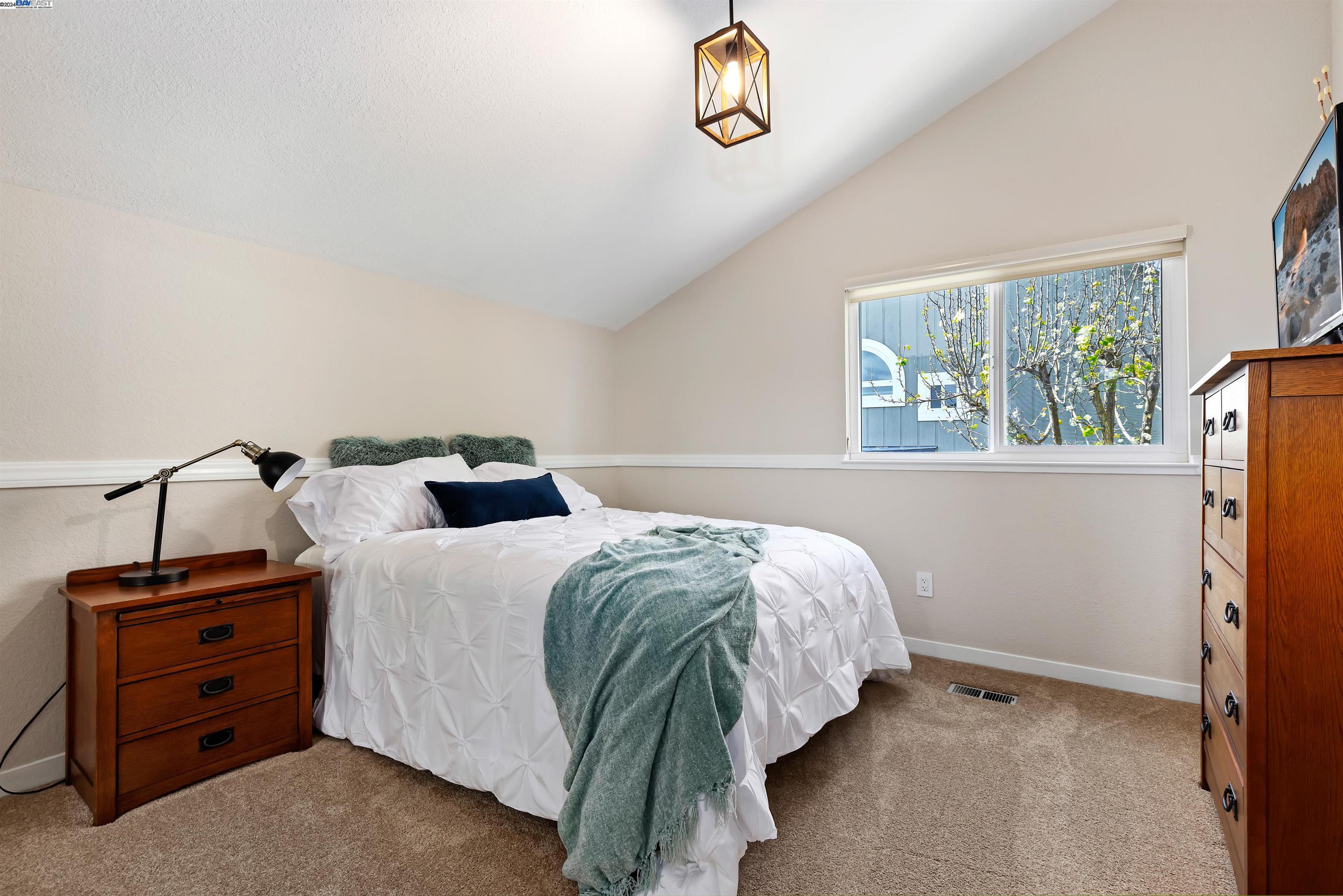 Detail Gallery Image 27 of 45 For 5937 Charter Oaks Dr, Castro Valley,  CA 94552 - 4 Beds | 2/1 Baths