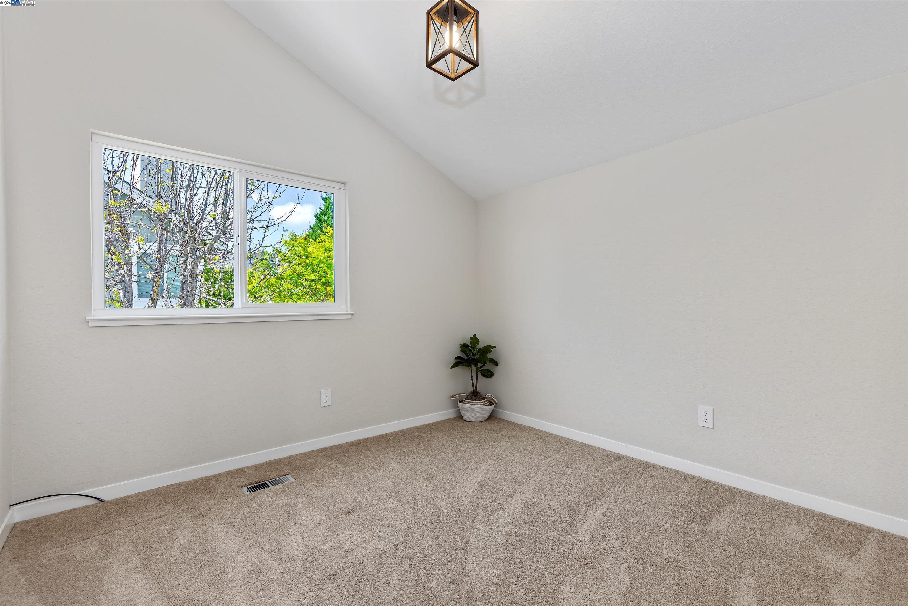 Detail Gallery Image 29 of 45 For 5937 Charter Oaks Dr, Castro Valley,  CA 94552 - 4 Beds | 2/1 Baths