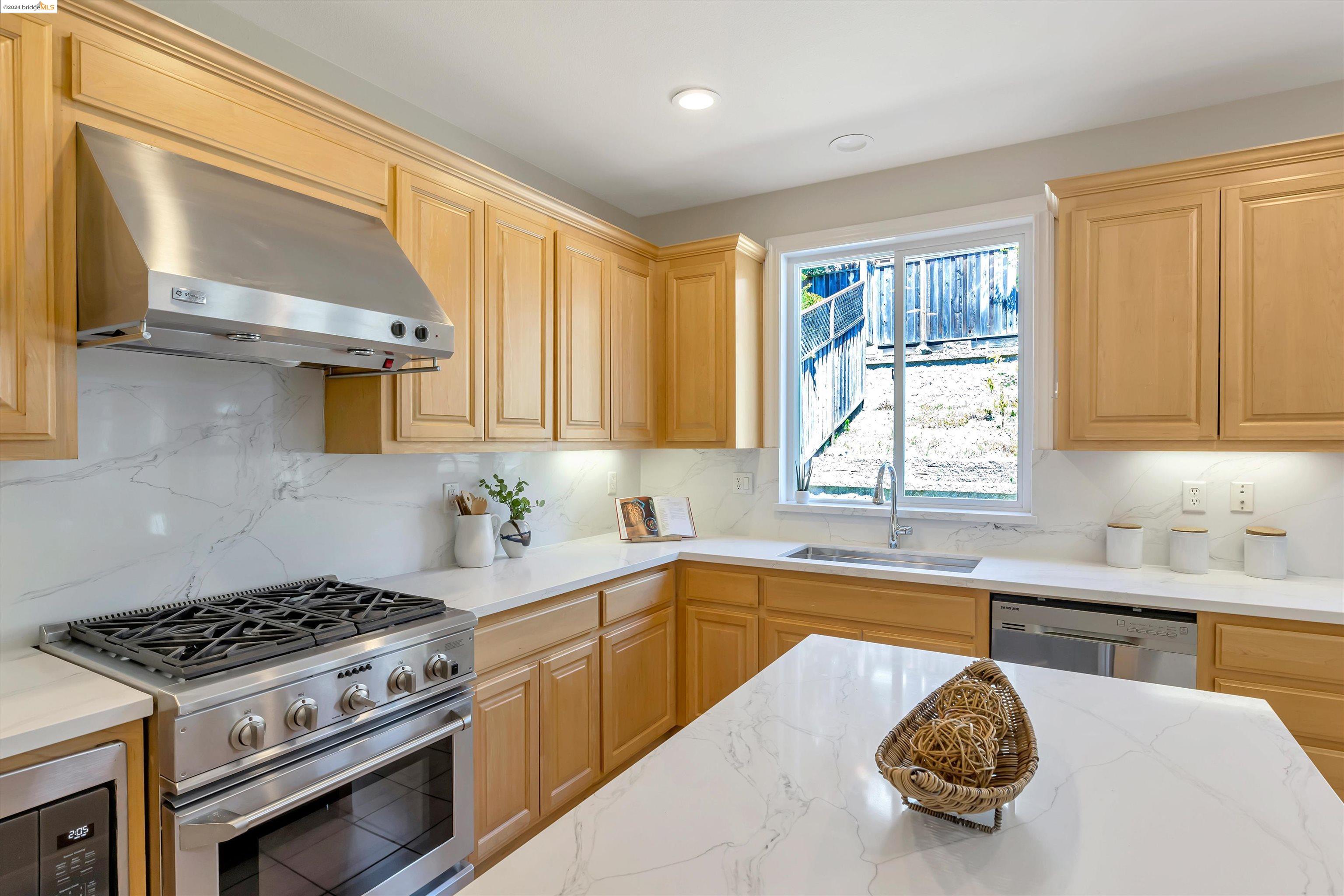 Detail Gallery Image 11 of 40 For 313 Seacliff Way, Richmond,  CA 94801 - 4 Beds | 3/1 Baths