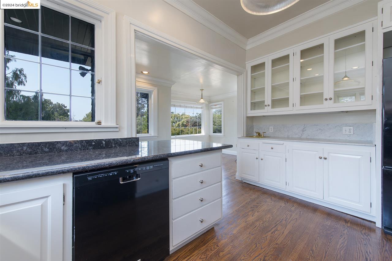 Detail Gallery Image 4 of 28 For 2058 Oakland Ave, Piedmont,  CA 94611 - 4 Beds | 3/1 Baths