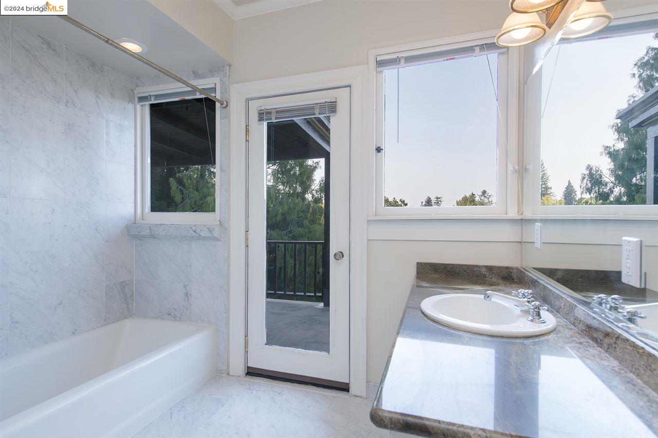 Detail Gallery Image 9 of 28 For 2058 Oakland Ave, Piedmont,  CA 94611 - 4 Beds | 3/1 Baths