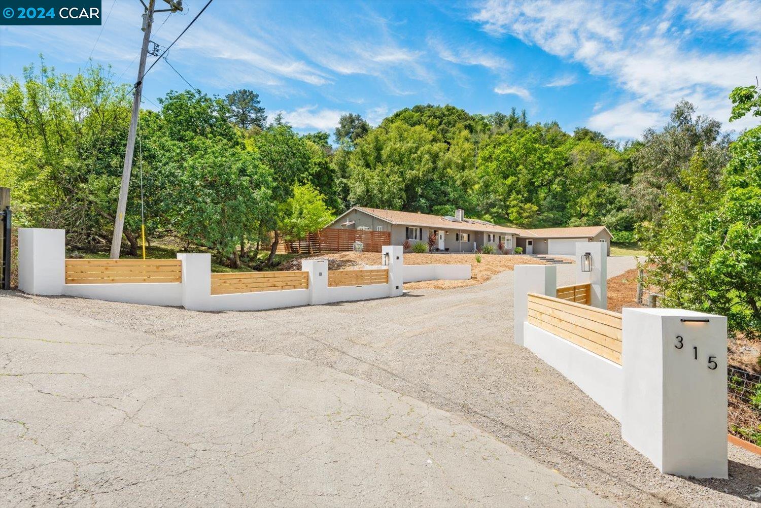 Detail Gallery Image 1 of 1 For 315 Bear Oaks Ln, Martinez,  CA 94553 - 3 Beds | 2/1 Baths