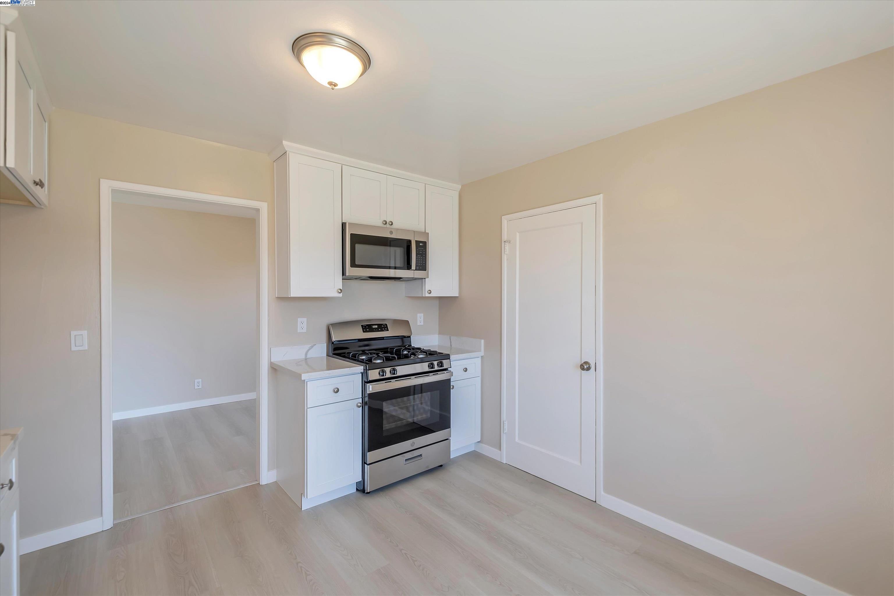 Detail Gallery Image 7 of 22 For 3816 Vincent Ct, Castro Valley,  CA 94546 - 3 Beds | 1 Baths