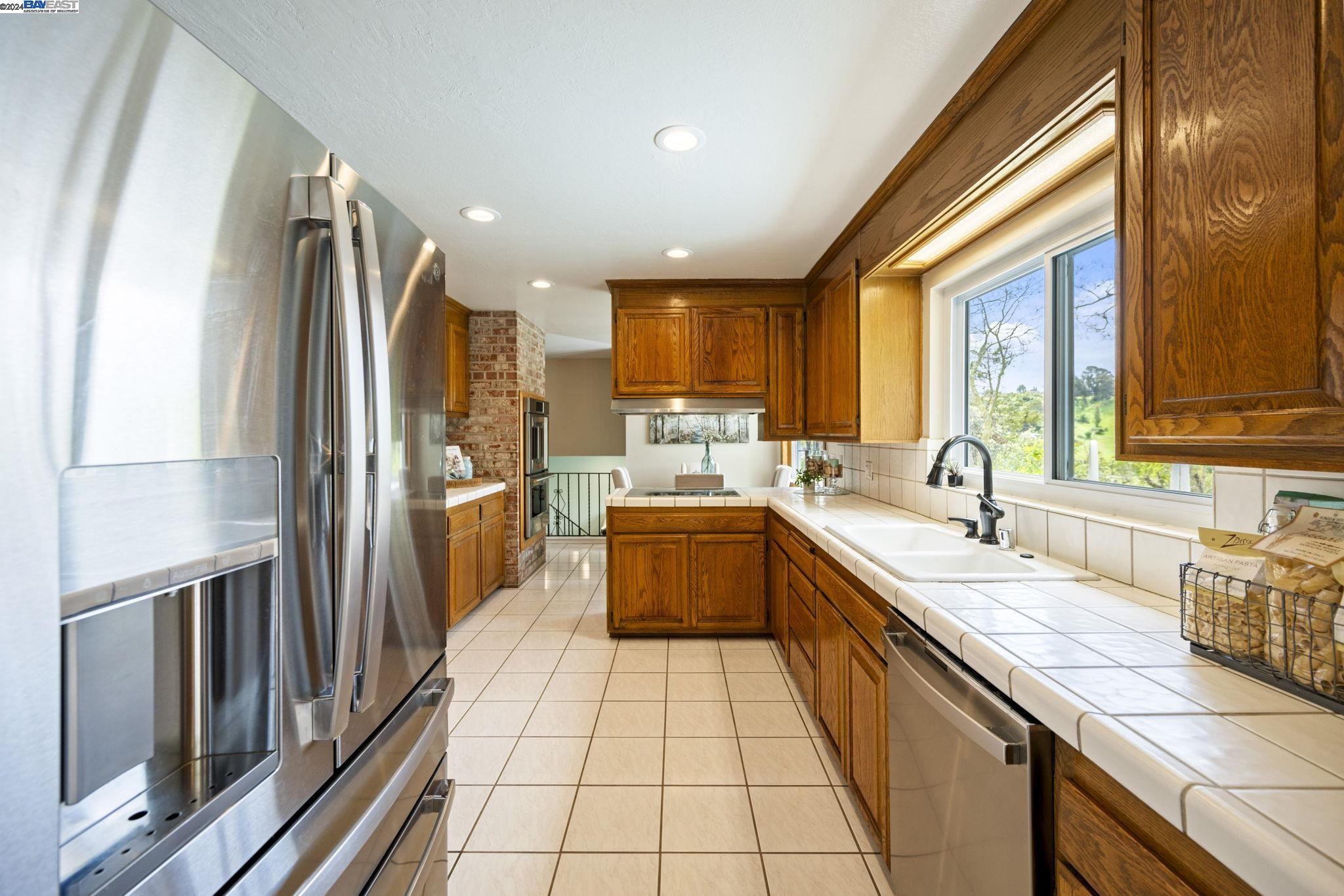 Detail Gallery Image 12 of 40 For 3546 Arcadian Dr, Castro Valley,  CA 94546 - 4 Beds | 2/1 Baths
