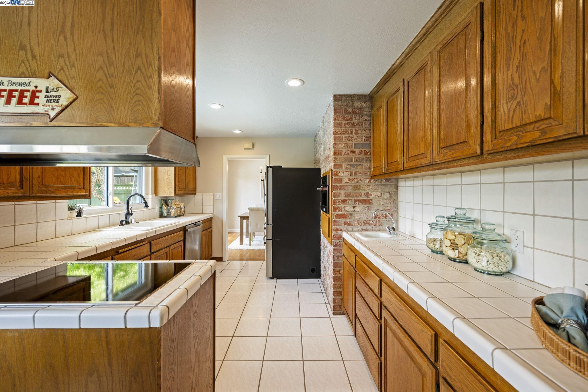 Detail Gallery Image 15 of 40 For 3546 Arcadian Dr, Castro Valley,  CA 94546 - 4 Beds | 2/1 Baths