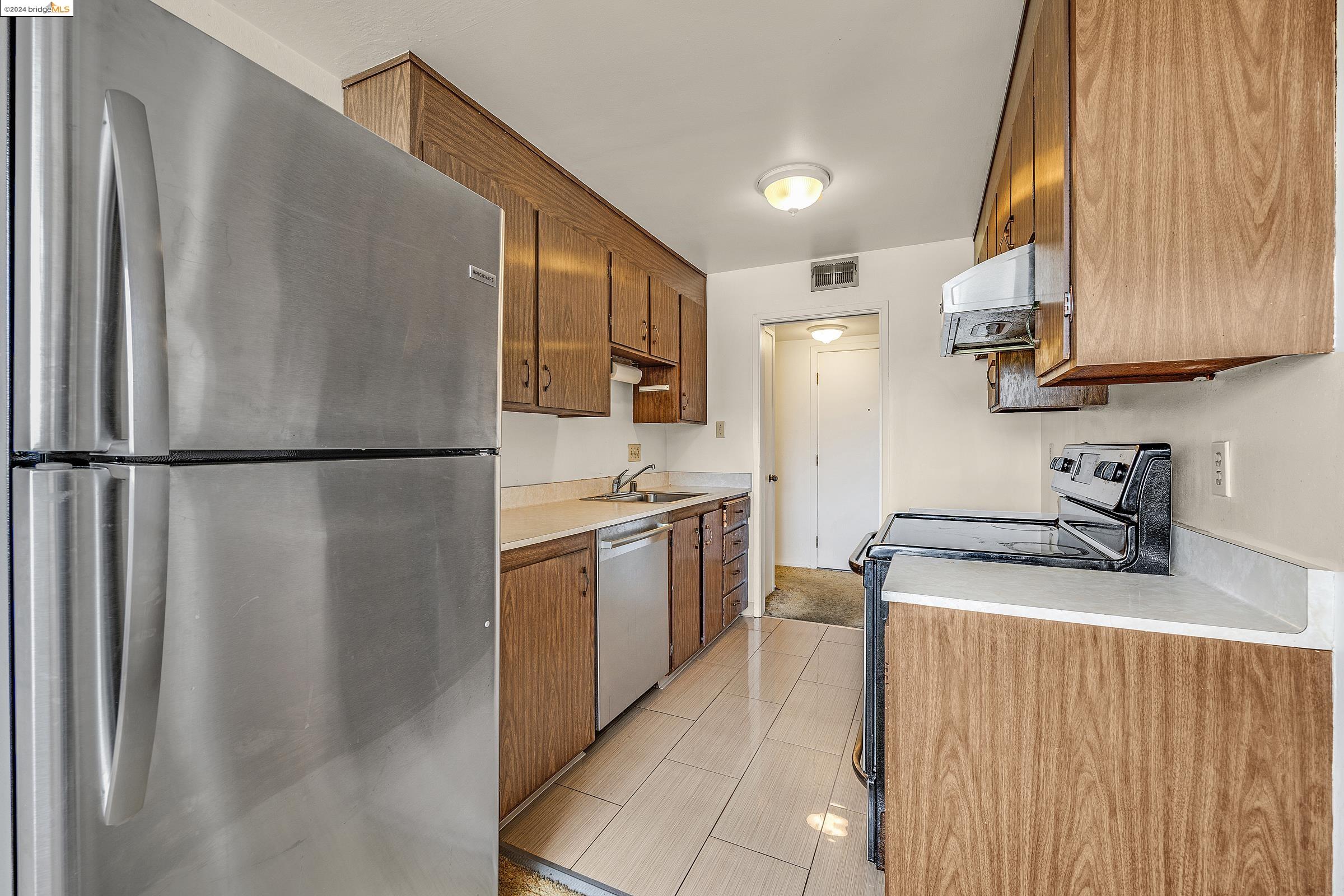 Detail Gallery Image 5 of 13 For 710 E 22nd St #203,  Oakland,  CA 94606 - 2 Beds | 1 Baths