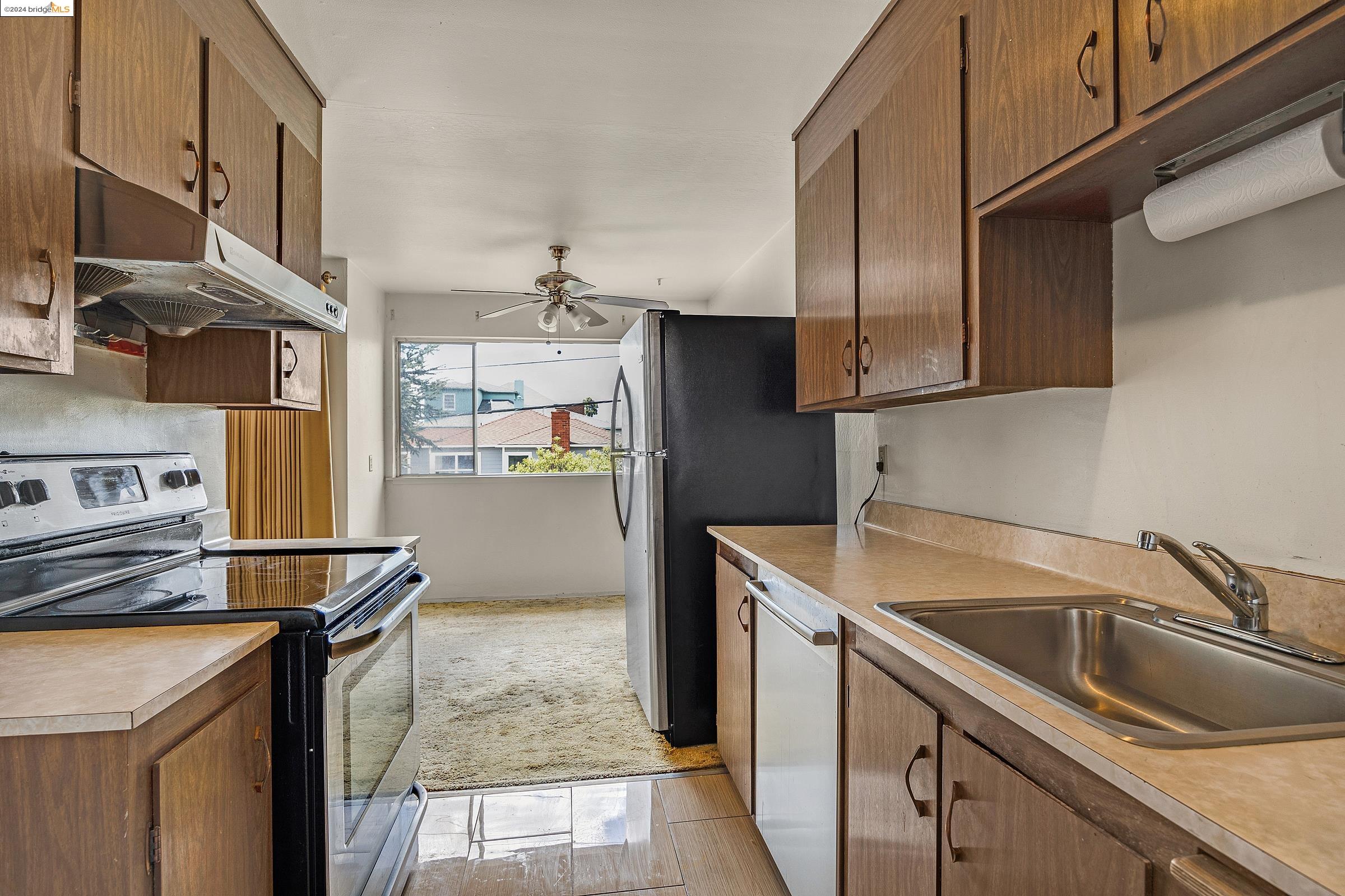 Detail Gallery Image 7 of 13 For 710 E 22nd St #203,  Oakland,  CA 94606 - 2 Beds | 1 Baths