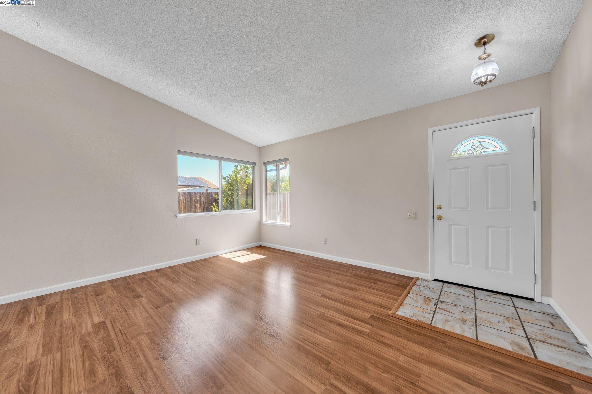 Detail Gallery Image 5 of 32 For 429 Swan Dr, Livermore,  CA 94551 - 3 Beds | 1/1 Baths