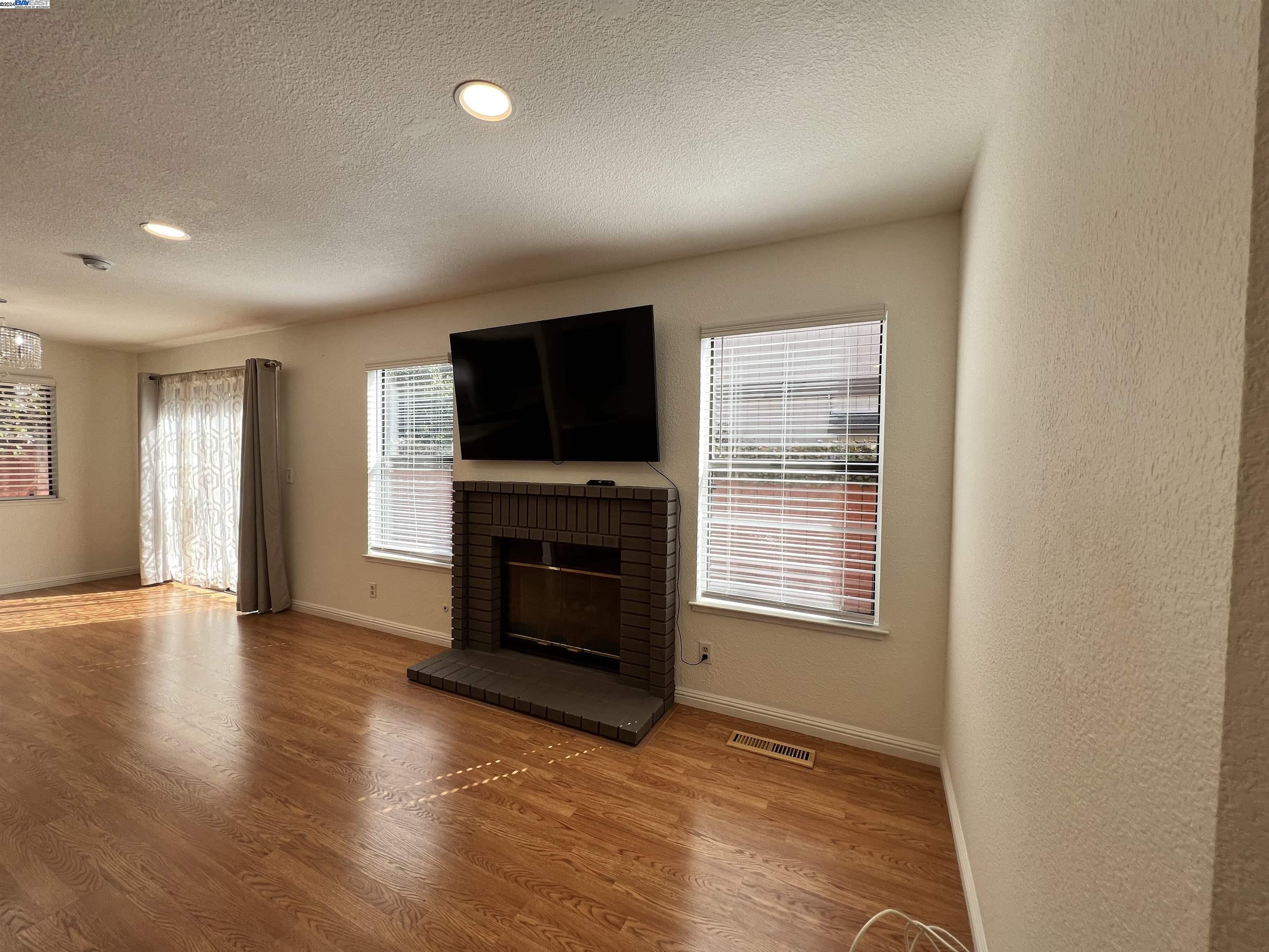 Detail Gallery Image 1 of 34 For 19952 Lorena Cir, Castro Valley,  CA 94546 - 3 Beds | 2/1 Baths