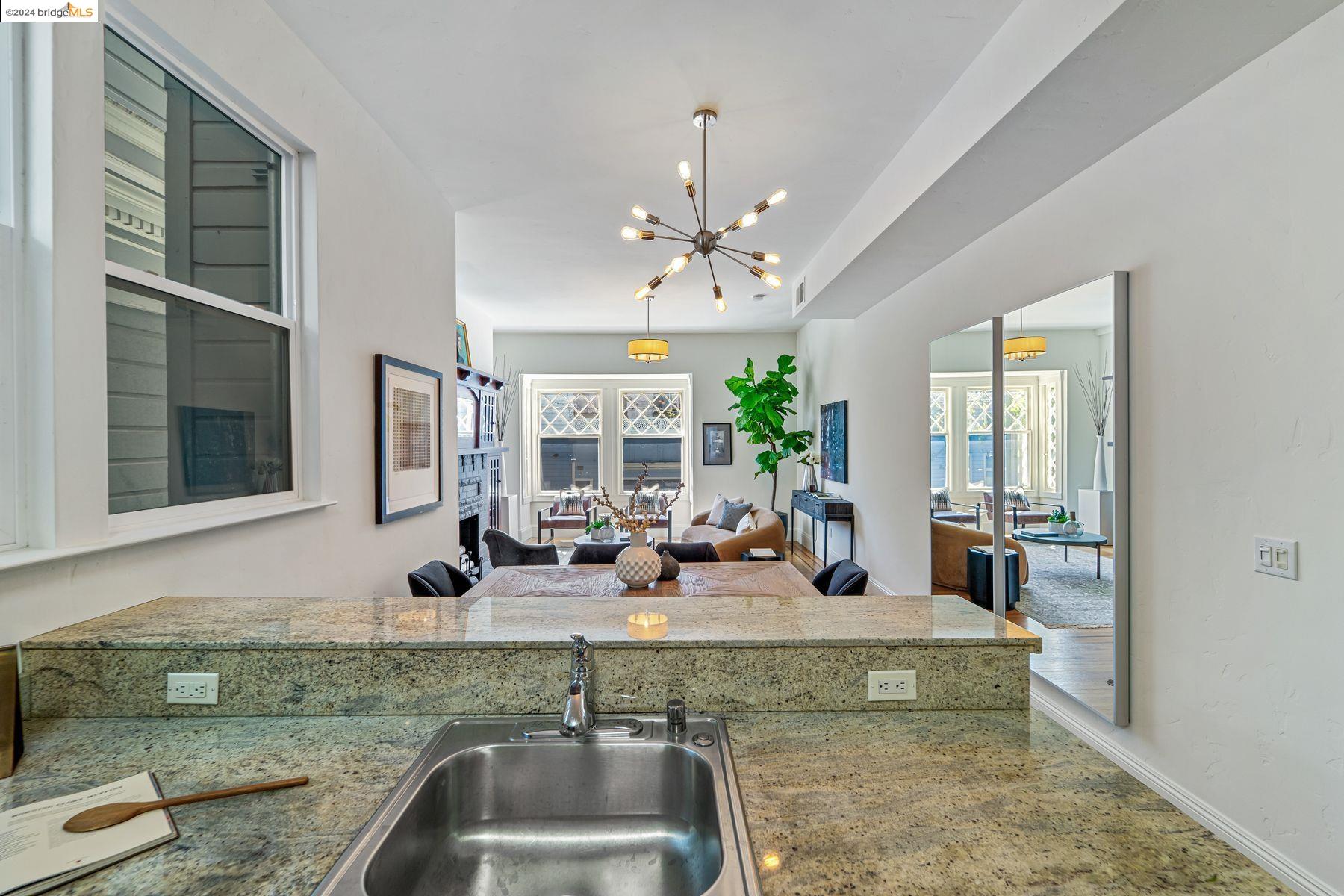 Detail Gallery Image 18 of 39 For 1122 Page Street #1,  San Francisco,  CA 94117 - 3 Beds | 2 Baths