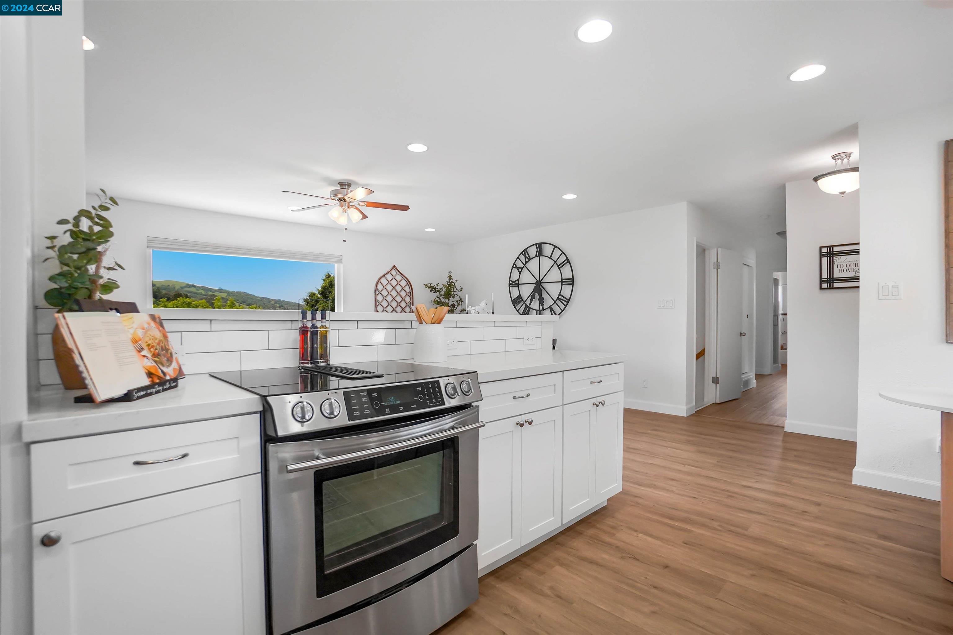 Detail Gallery Image 11 of 56 For 1011 Ulfinian Way, Martinez,  CA 94553 - 6 Beds | 2 Baths