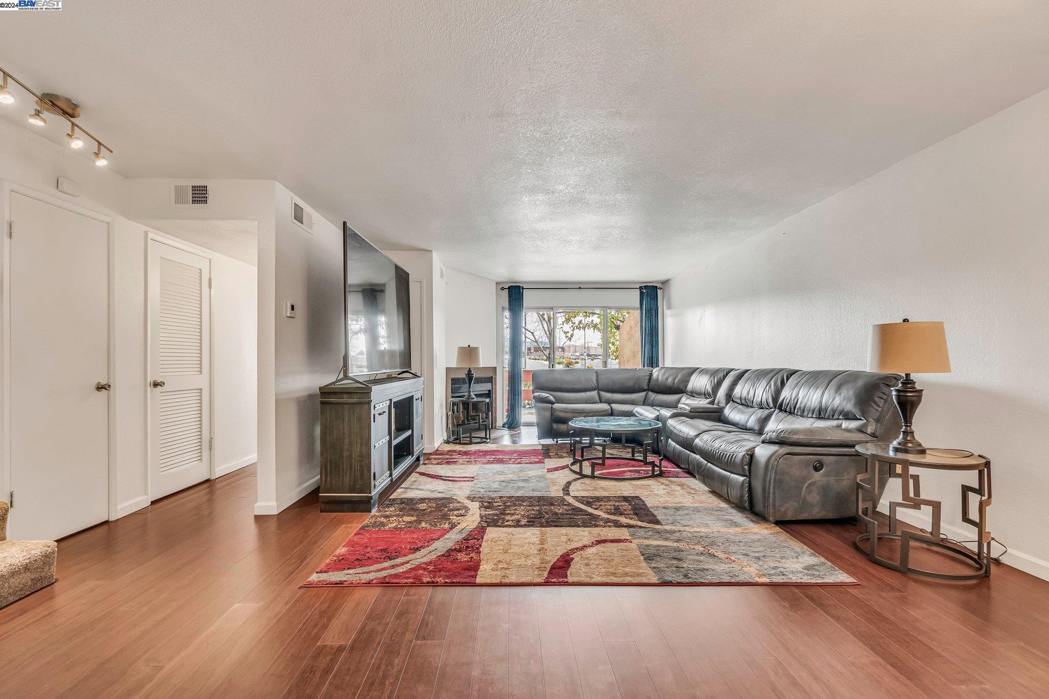 Detail Gallery Image 4 of 47 For 2121 Vale Rd #114,  San Pablo,  CA 94806 - 2 Beds | 2 Baths