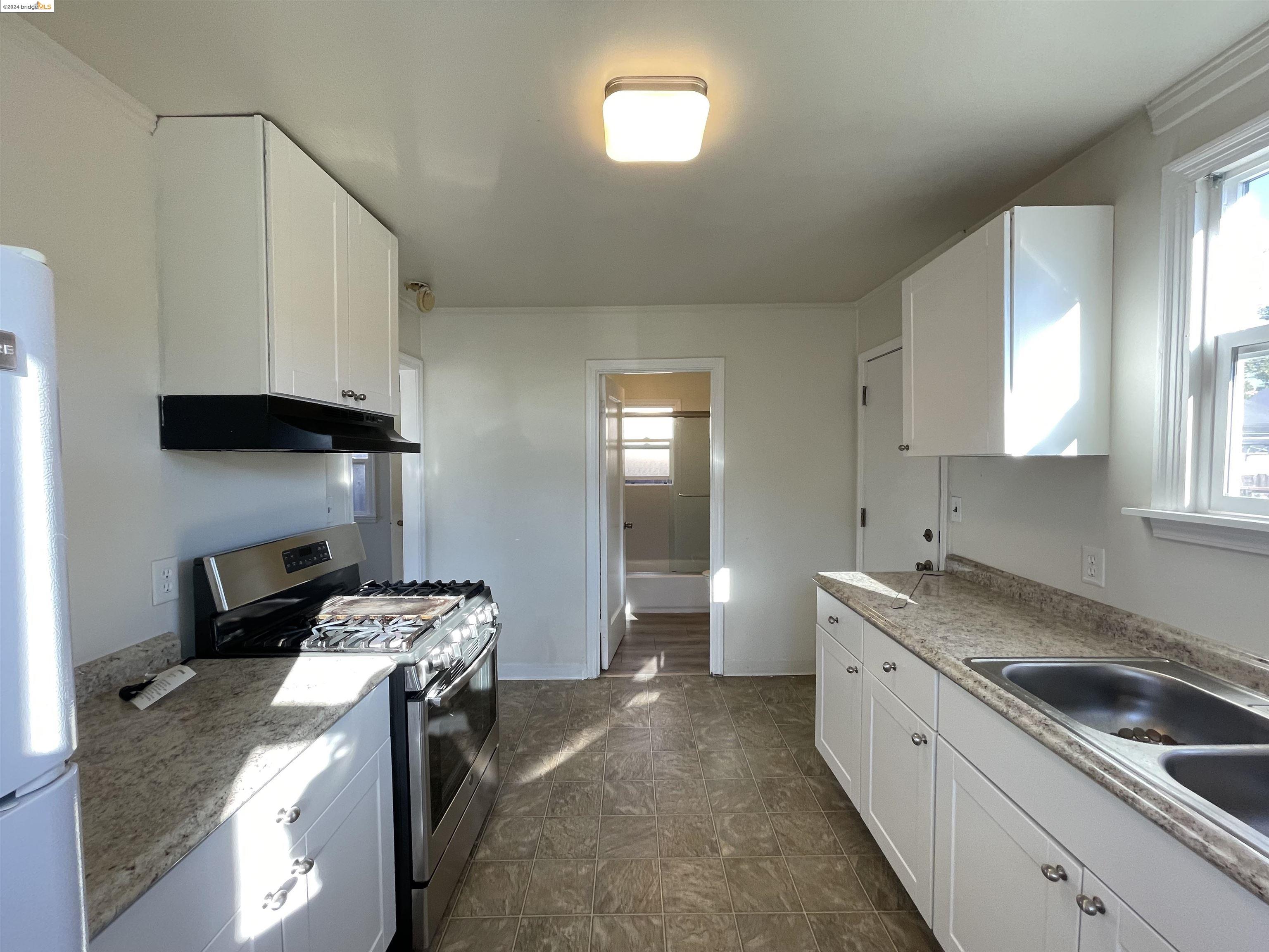 Detail Gallery Image 4 of 11 For 21196 Locust St, Hayward,  CA 94541 - 1 Beds | 1 Baths