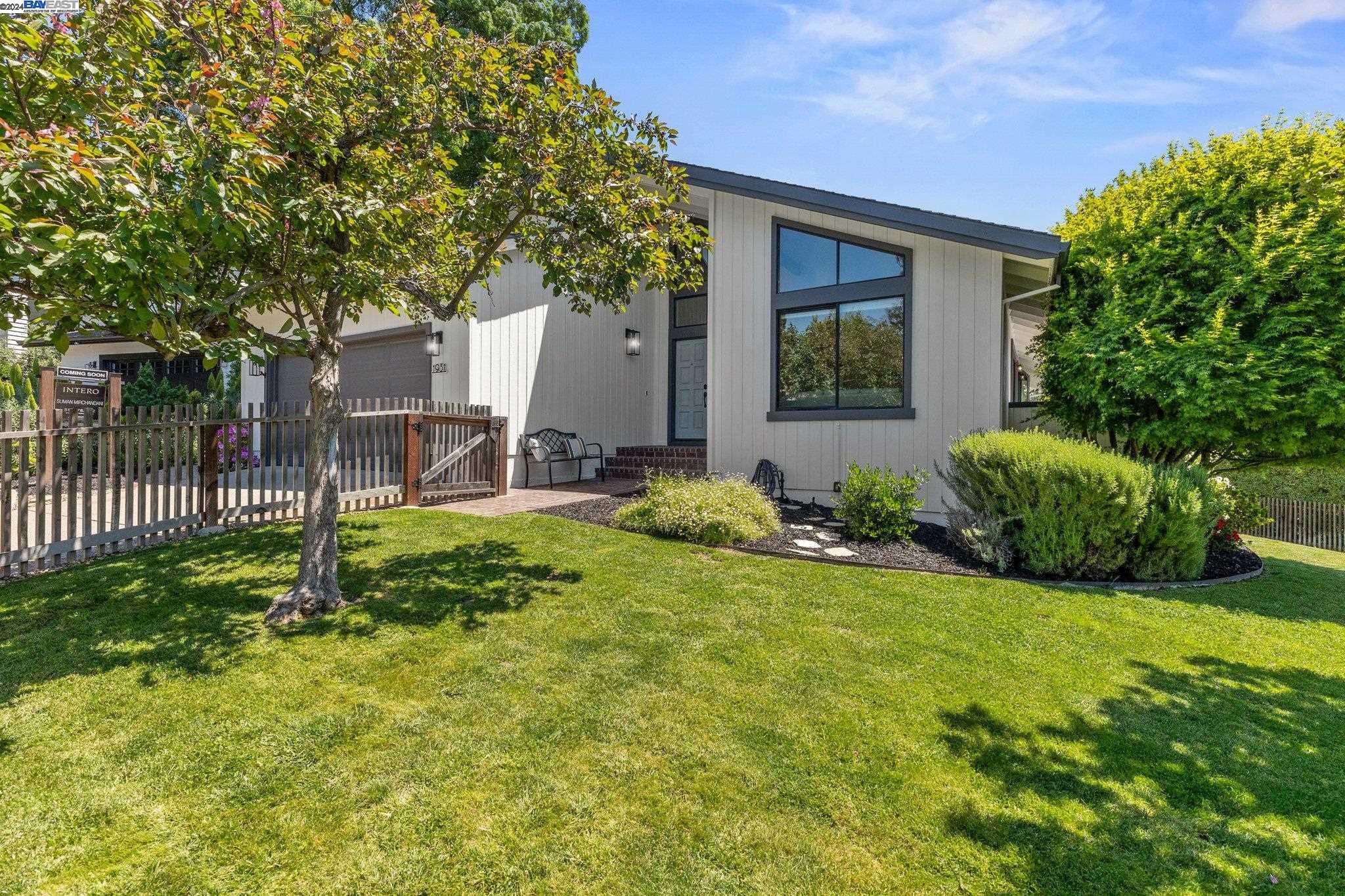 Detail Gallery Image 1 of 1 For 1931 Fallen Oak Ct, Walnut Creek,  CA 94595 - 3 Beds | 2 Baths