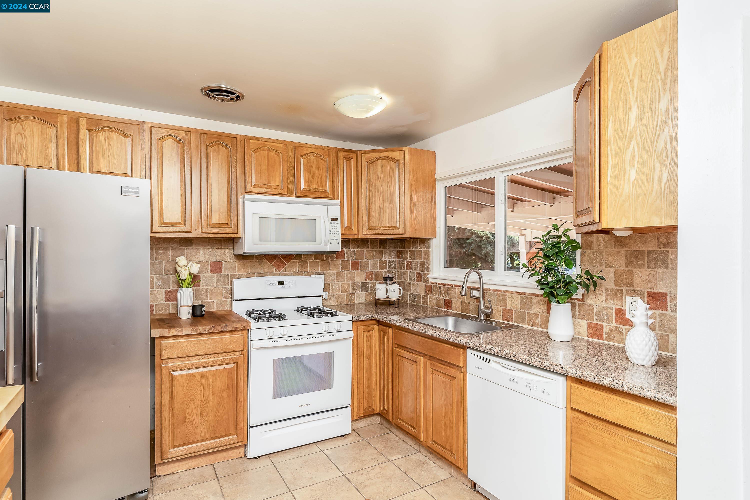 Detail Gallery Image 12 of 47 For 3052 May Rd, Richmond,  CA 94803 - 3 Beds | 2 Baths
