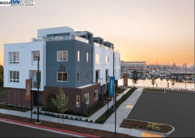 Feel one with the bay at Waterside at Alameda Marina—set right on the waterfront. These townhomes line the channel connecting Alameda to Oakland, granting full access to all of the lively Bay Area. Four spacious plans with approximately 2,189 to 2,744 square feet include rooftop decks—where you can truly nestle into and personalize to match your family’s needs.