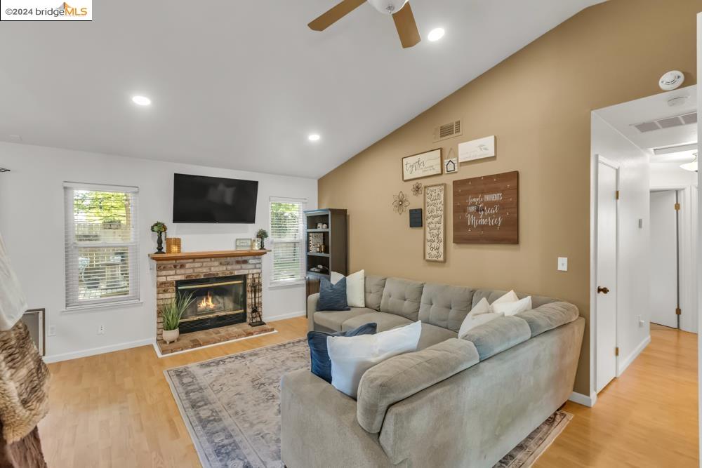 Detail Gallery Image 8 of 45 For 8150 Morgan Hill Way, Sacramento,  CA 95828 - 3 Beds | 2 Baths