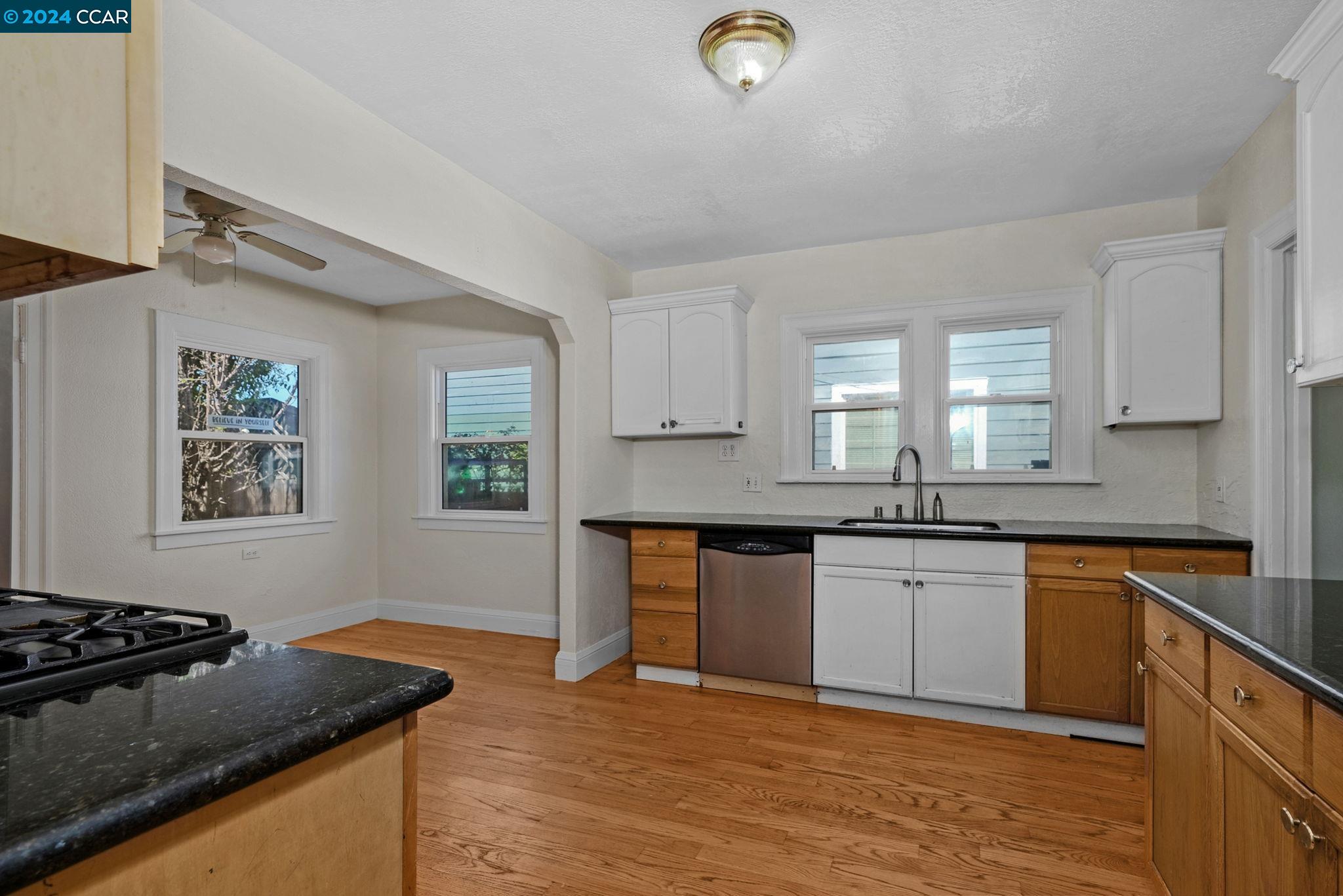 Detail Gallery Image 10 of 21 For 2721 68th, Oakland,  CA 94605 - 3 Beds | 2 Baths