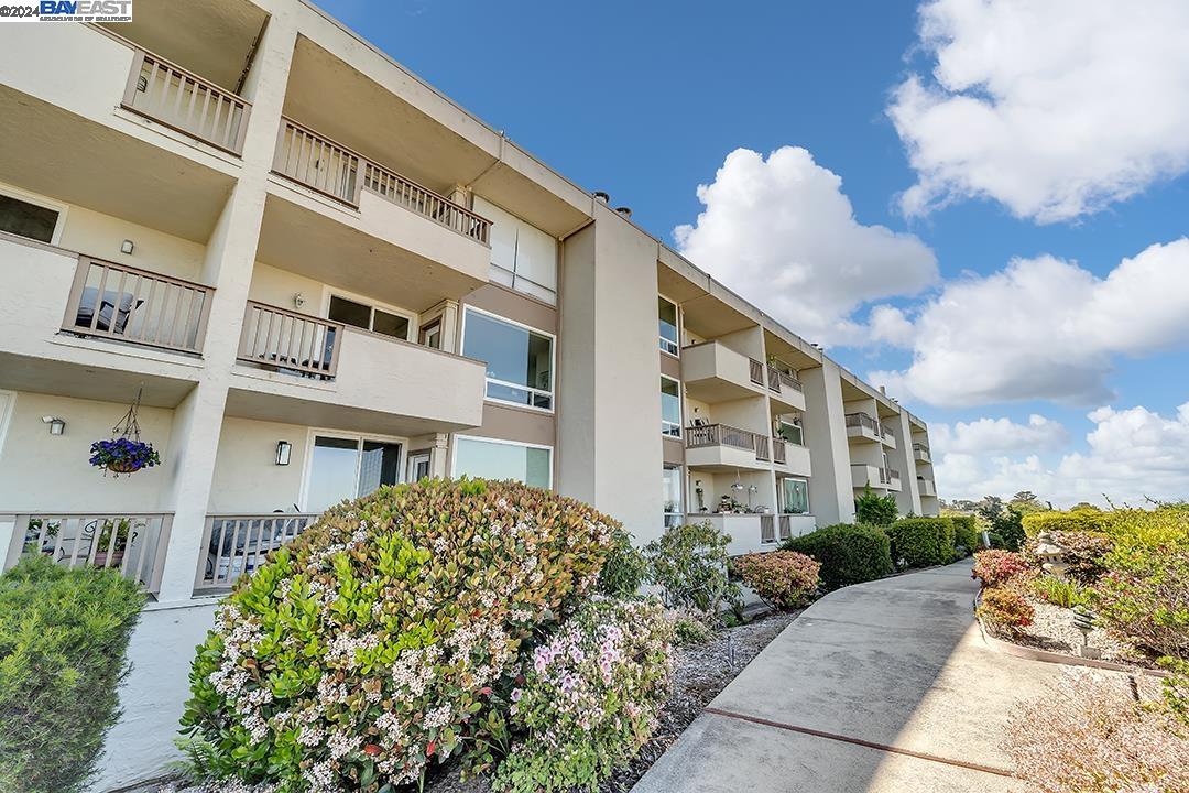Detail Gallery Image 32 of 38 For 320 Vallejo Dr #32,  Millbrae,  CA 94030 - 3 Beds | 2 Baths