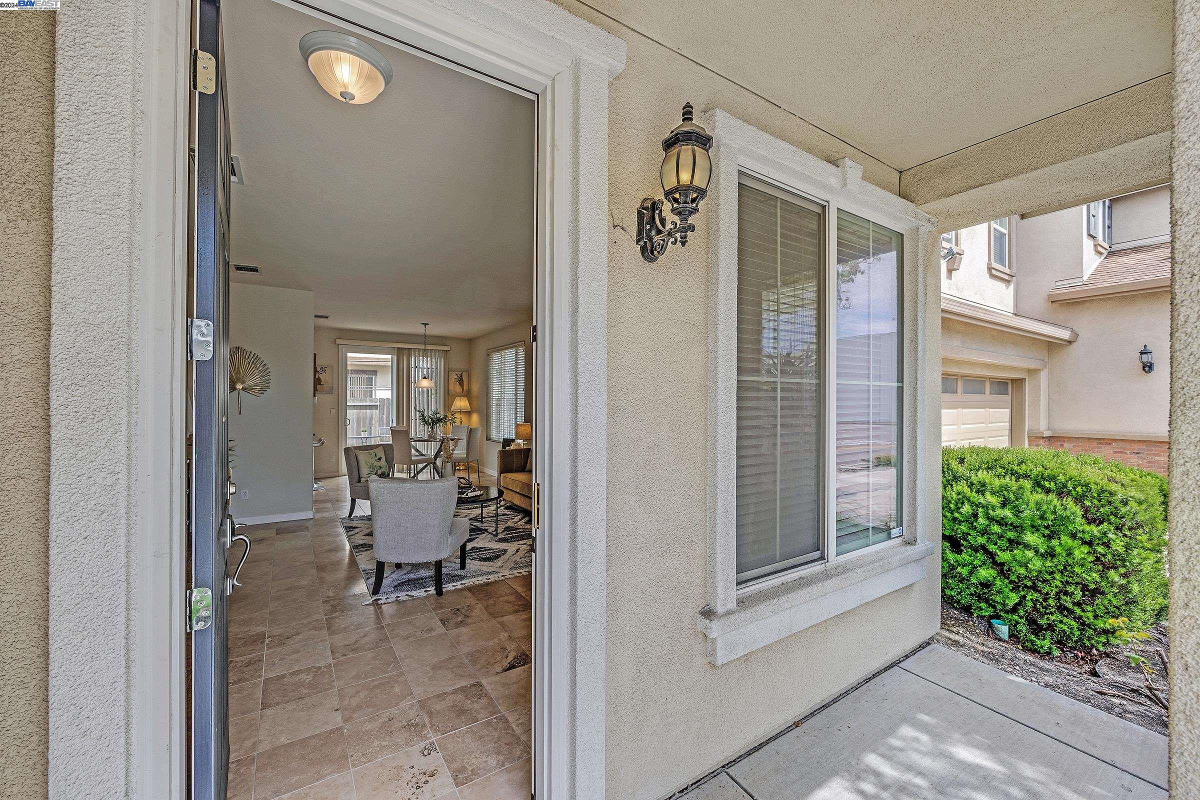 Detail Gallery Image 5 of 37 For 9440 Tanner Way, Oakland,  CA 94603 - 4 Beds | 2/1 Baths