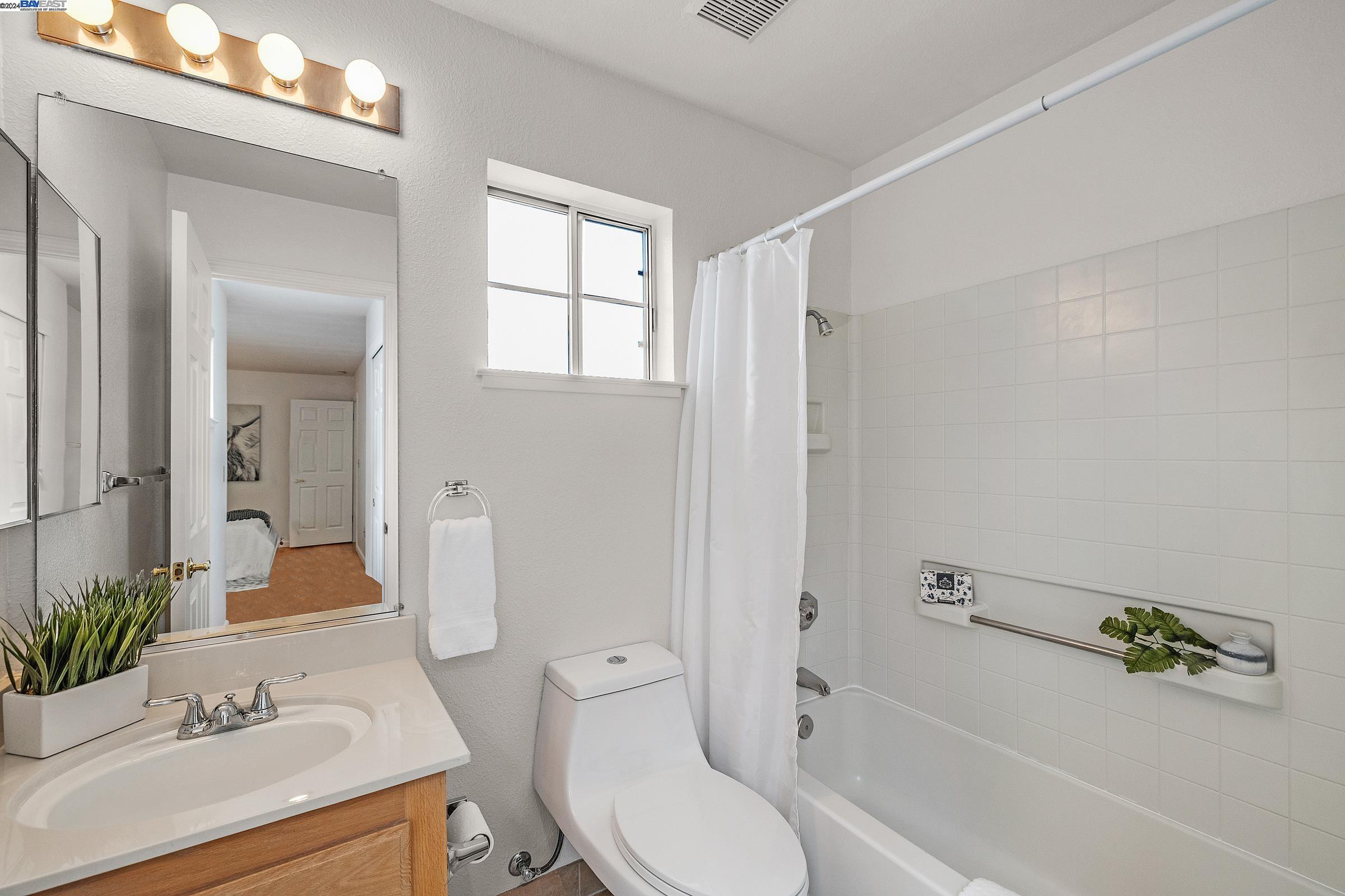 Detail Gallery Image 26 of 34 For 275 Pebblecreek Ct, Martinez,  CA 94553 - 2 Beds | 2/1 Baths