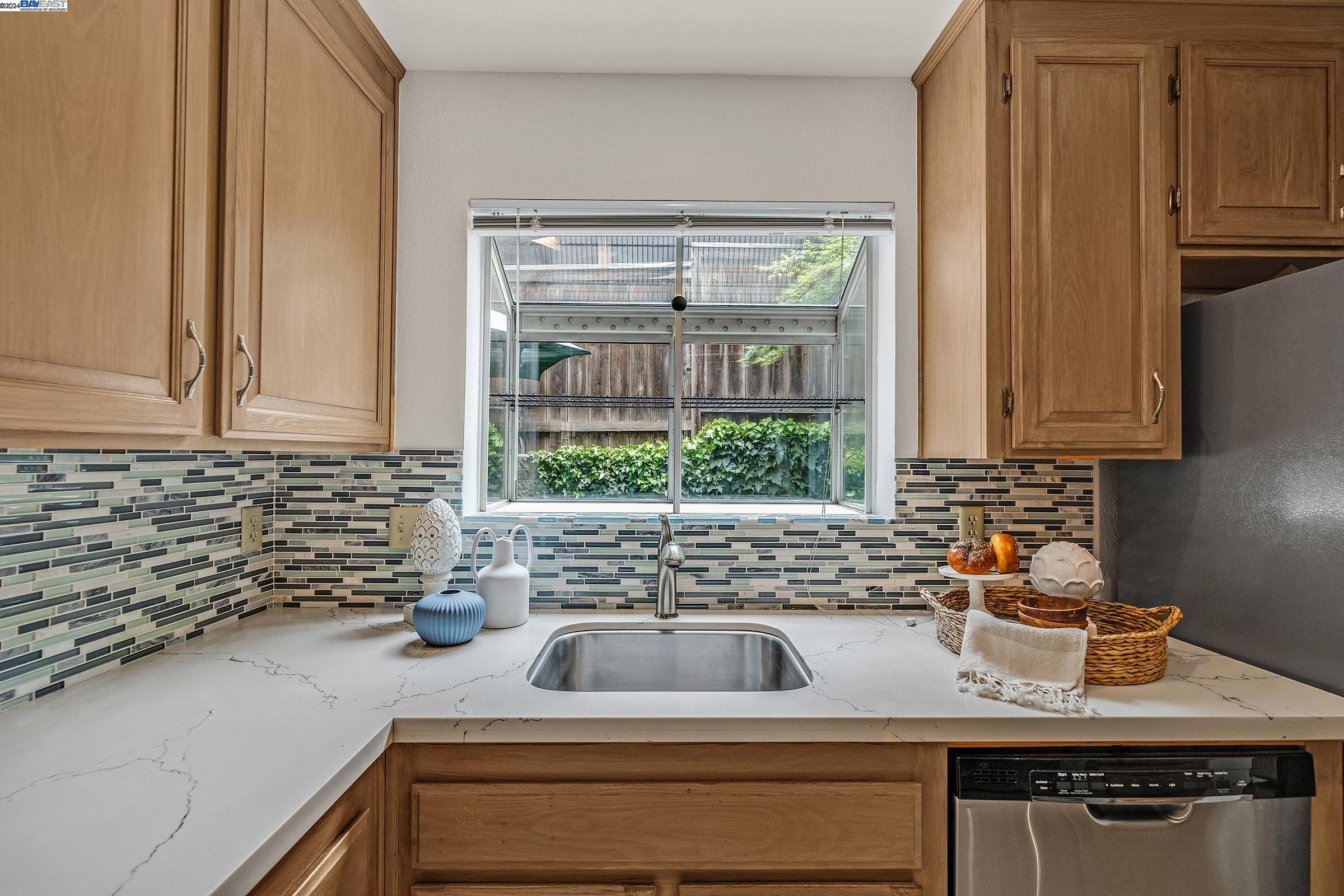 Detail Gallery Image 10 of 34 For 275 Pebblecreek Ct, Martinez,  CA 94553 - 2 Beds | 2/1 Baths