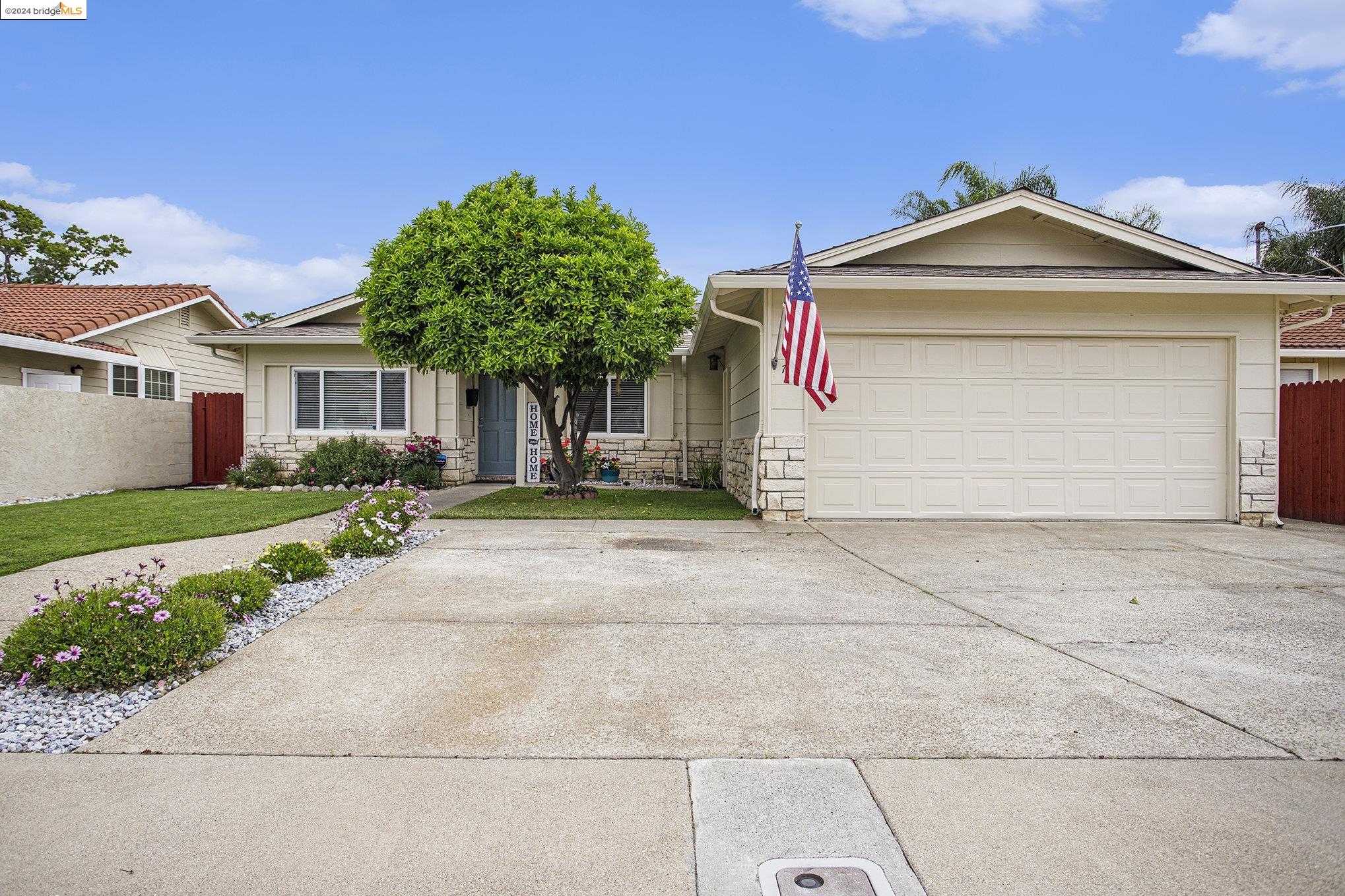 Detail Gallery Image 2 of 25 For 75 E Lake Dr, Antioch,  CA 94509 - 3 Beds | 2 Baths