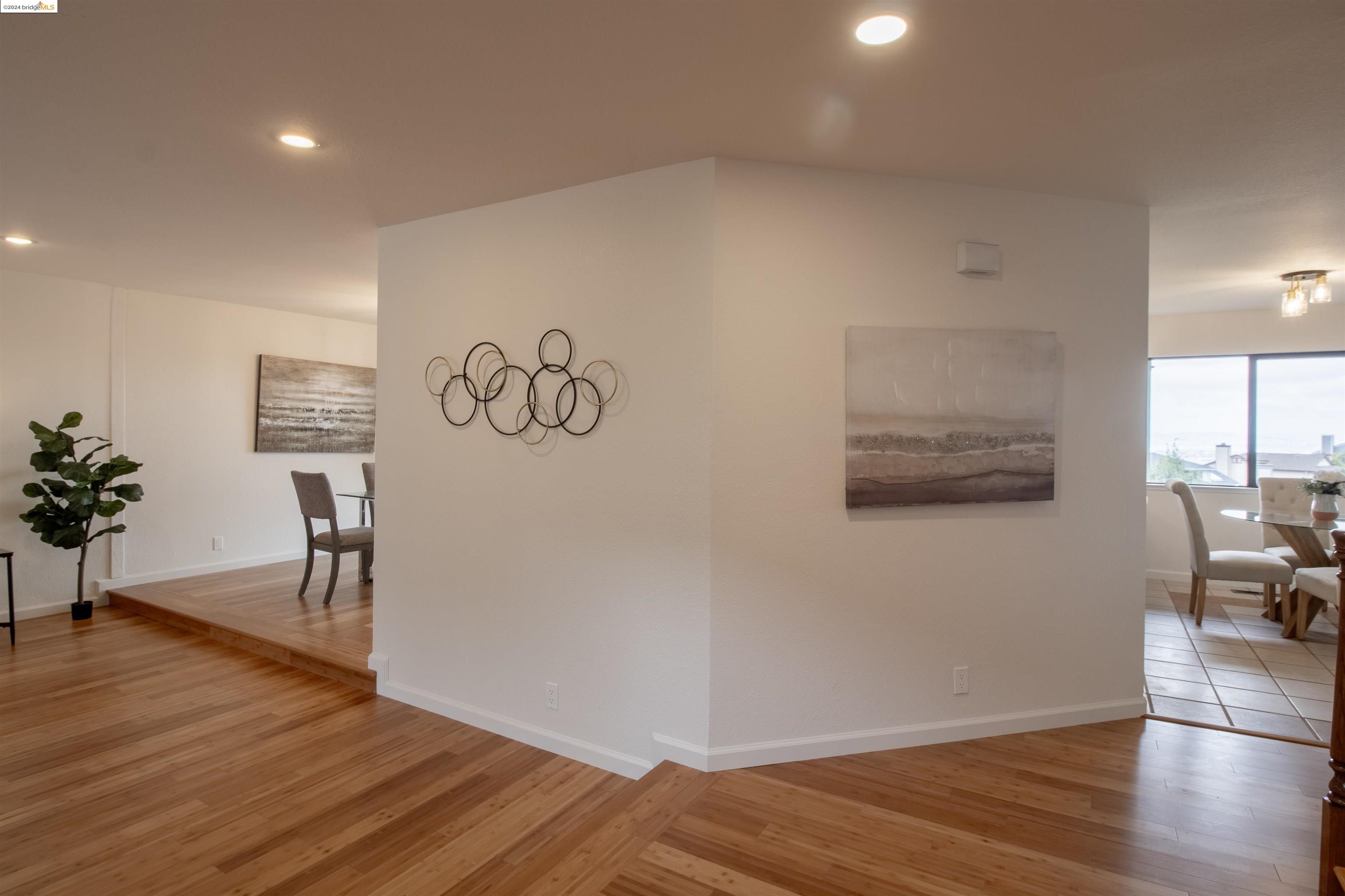 Detail Gallery Image 6 of 43 For 6205 View Crest Dr, Oakland,  CA 94619 - 3 Beds | 2/1 Baths