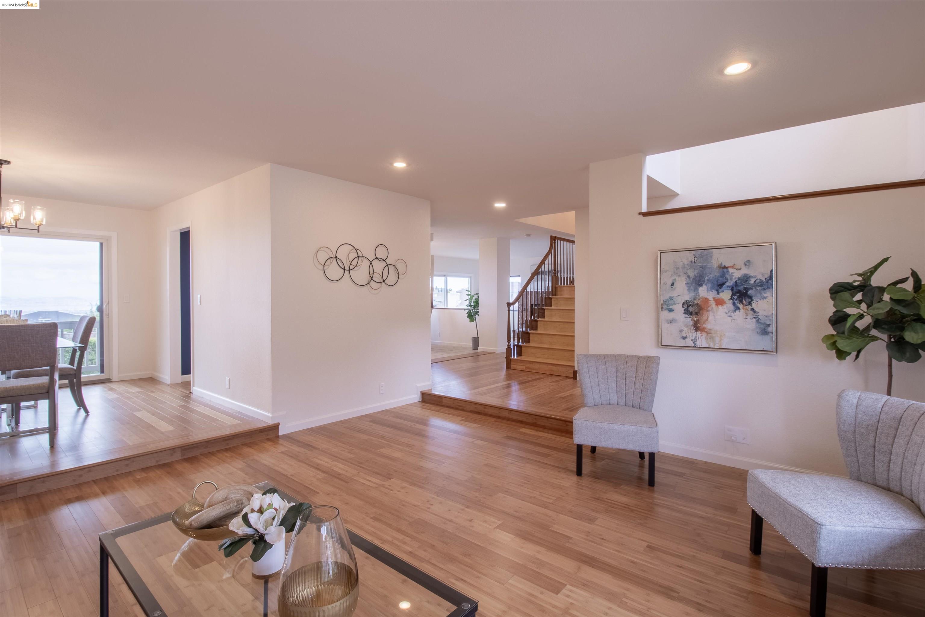 Detail Gallery Image 10 of 43 For 6205 View Crest Dr, Oakland,  CA 94619 - 3 Beds | 2/1 Baths