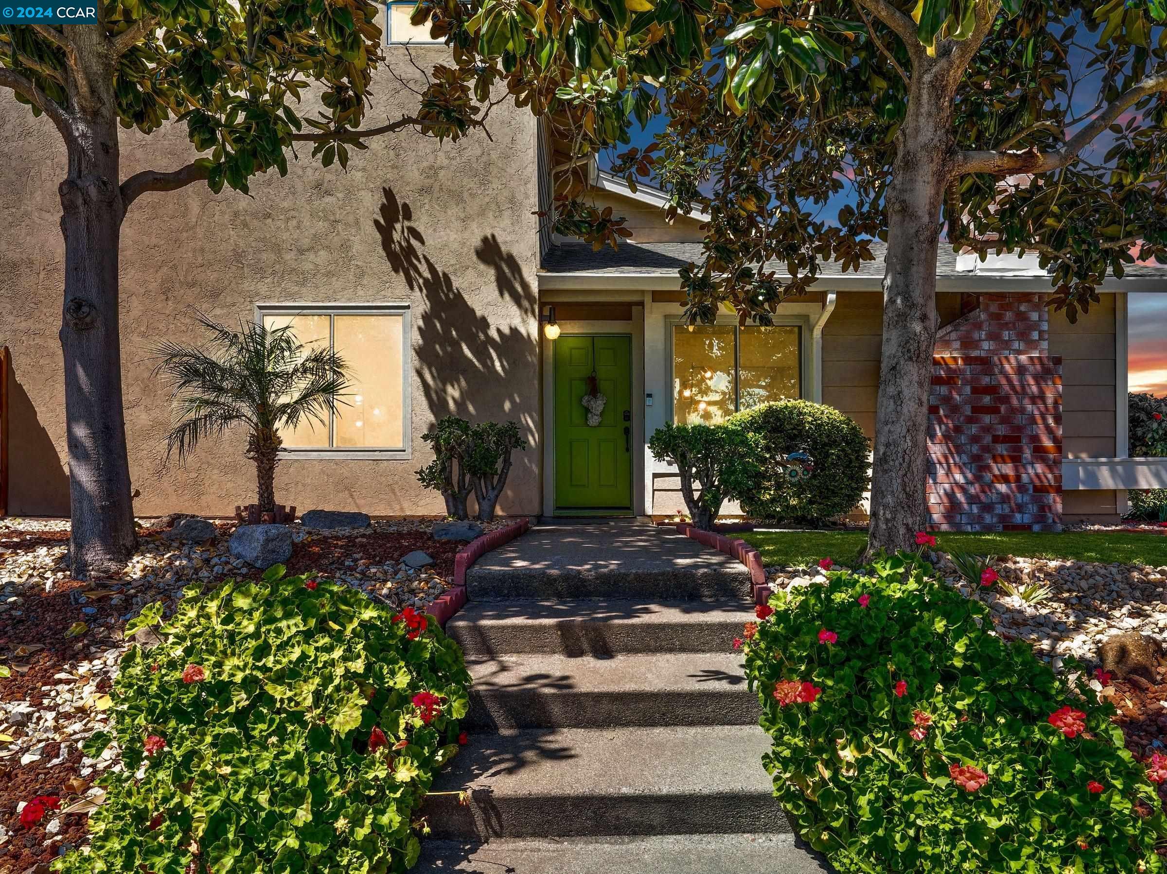 Detail Gallery Image 2 of 51 For 1060 Stoneybrook Dr, Martinez,  CA 94553 - 3 Beds | 2/1 Baths