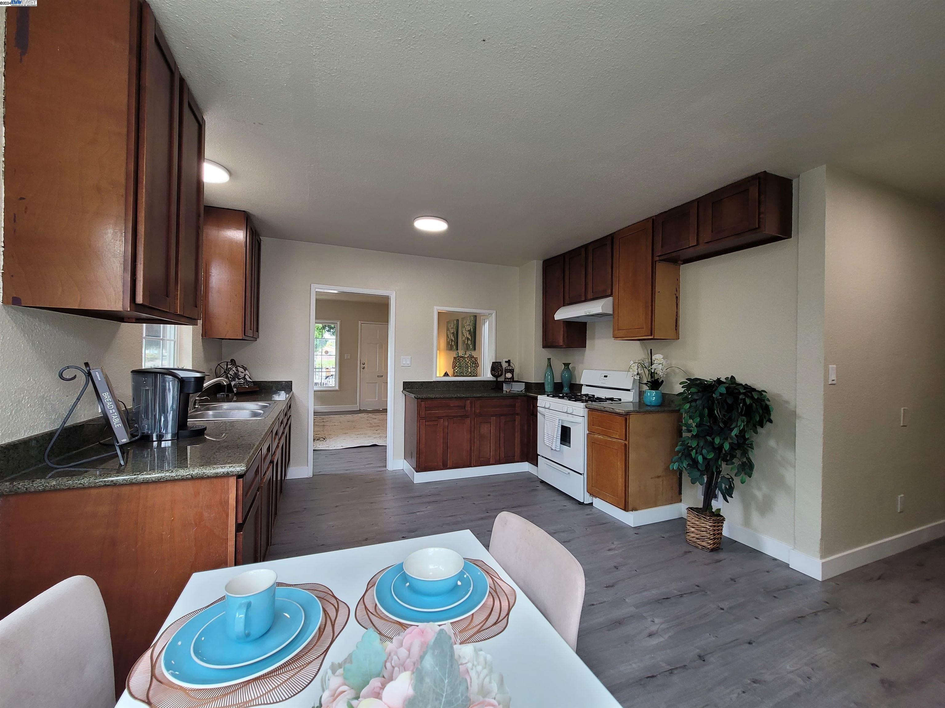 Detail Gallery Image 16 of 30 For 2500 77th Ave, Oakland,  CA 94605 - 4 Beds | 2 Baths