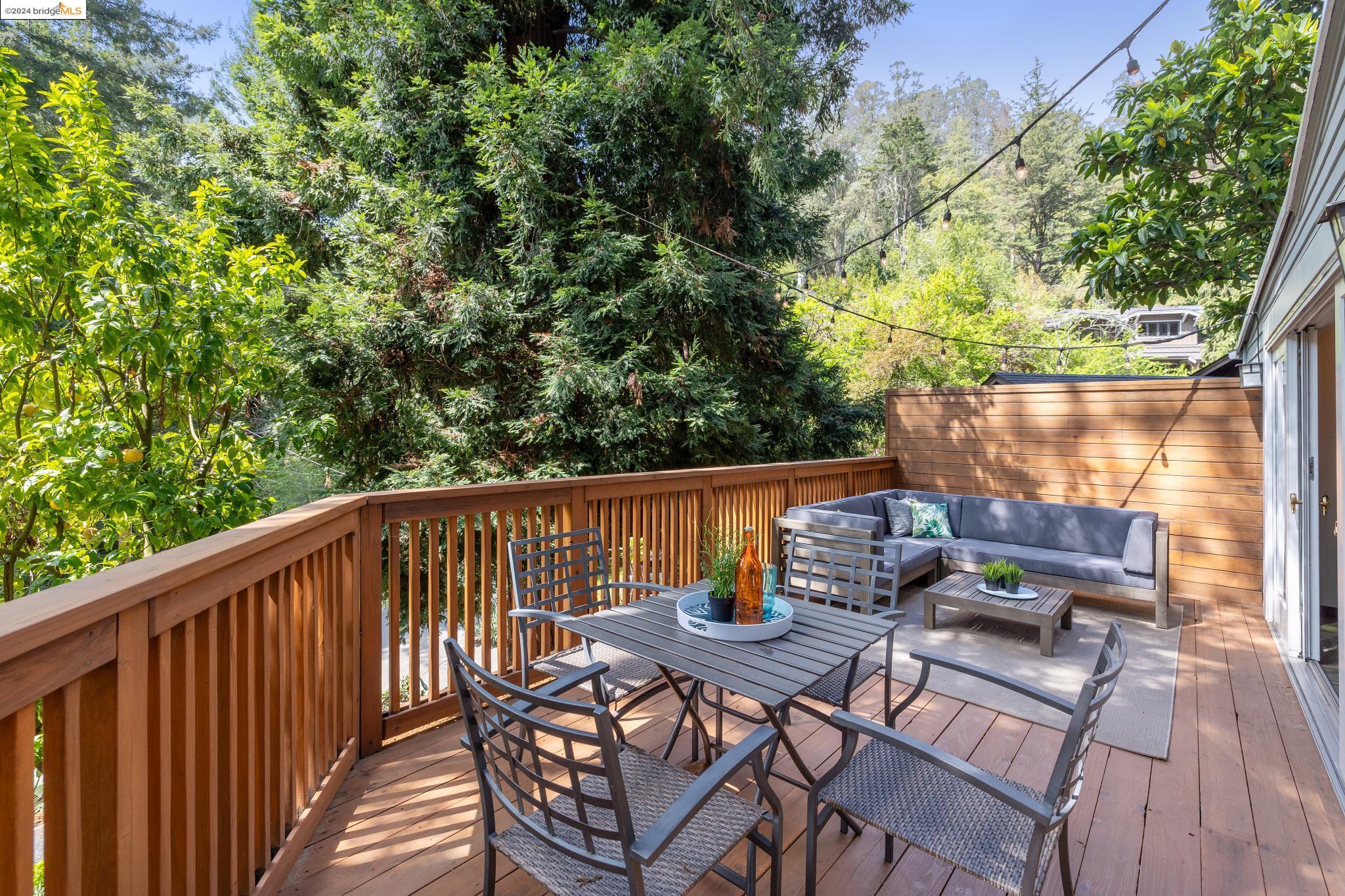 Detail Gallery Image 13 of 52 For 6724 Pinehaven Rd, Oakland,  CA 94611 - 2 Beds | 2 Baths