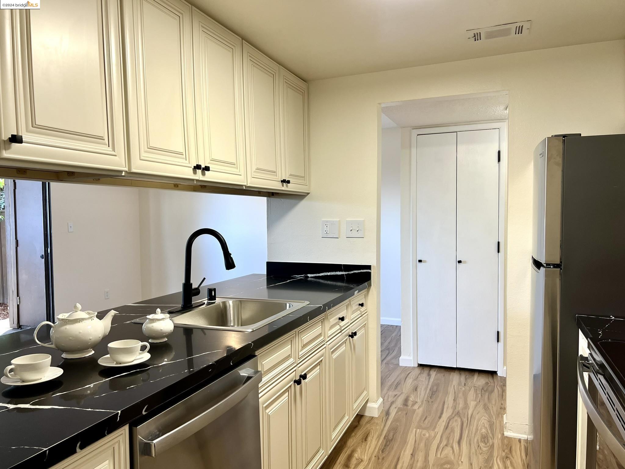 Detail Gallery Image 3 of 14 For 2415 Horizon Ln #120,  Antioch,  CA 94509 - 2 Beds | 1 Baths