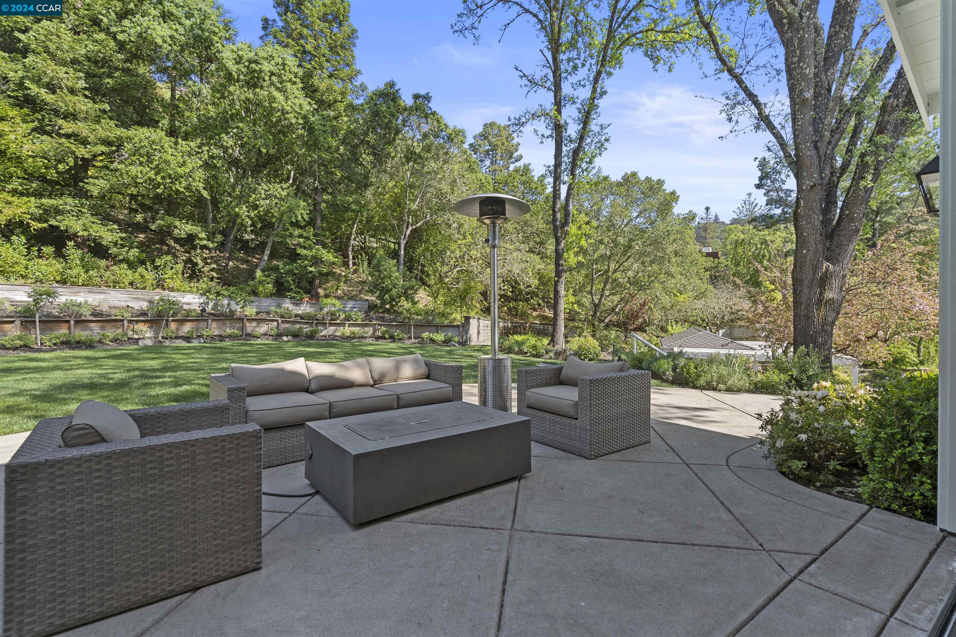 Detail Gallery Image 19 of 60 For 10 Ranch Rd, Orinda,  CA 94563 - 5 Beds | 6/3 Baths